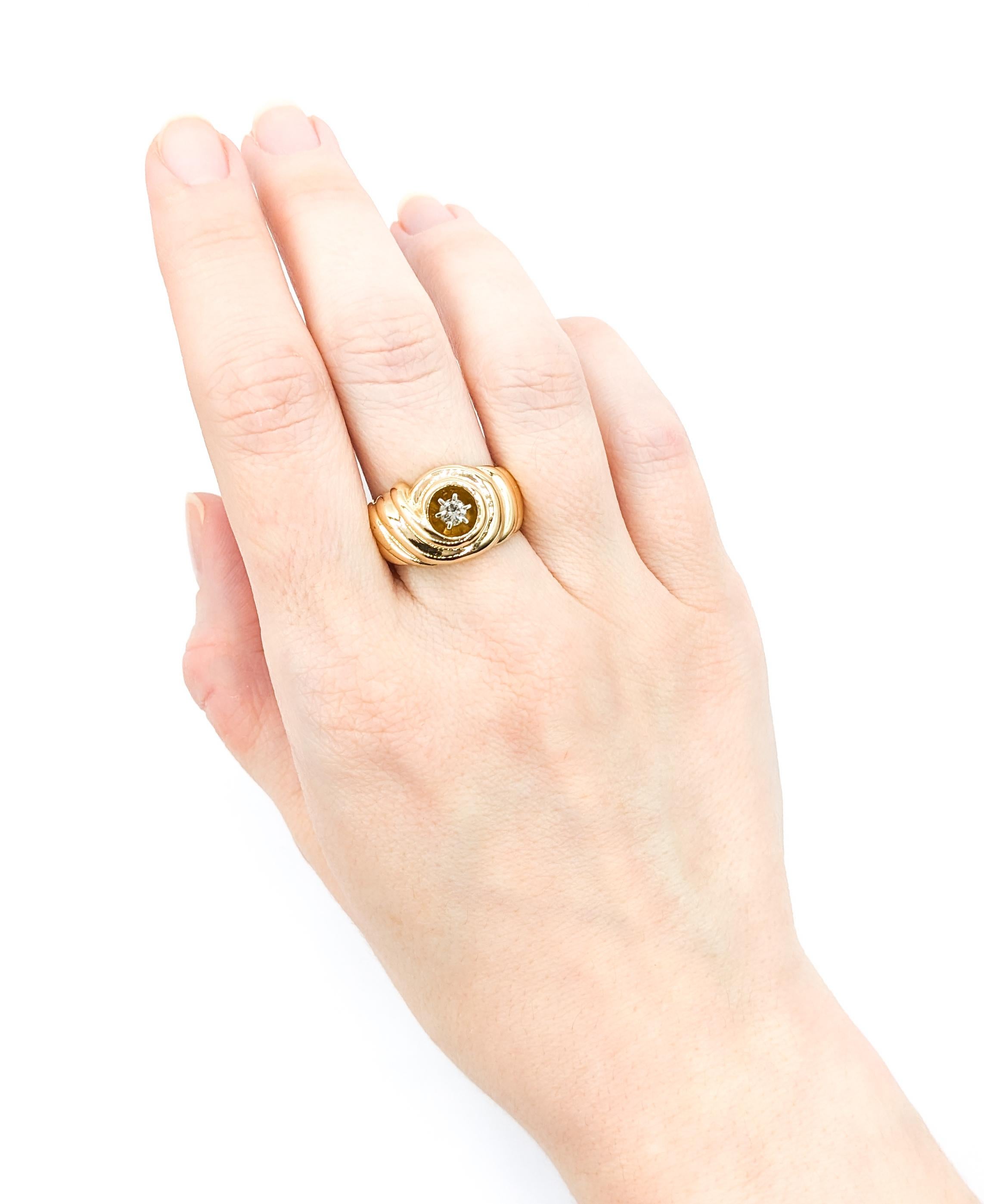 Modern 5ct Diamond Swirl Design Ring In Yellow Gold For Sale