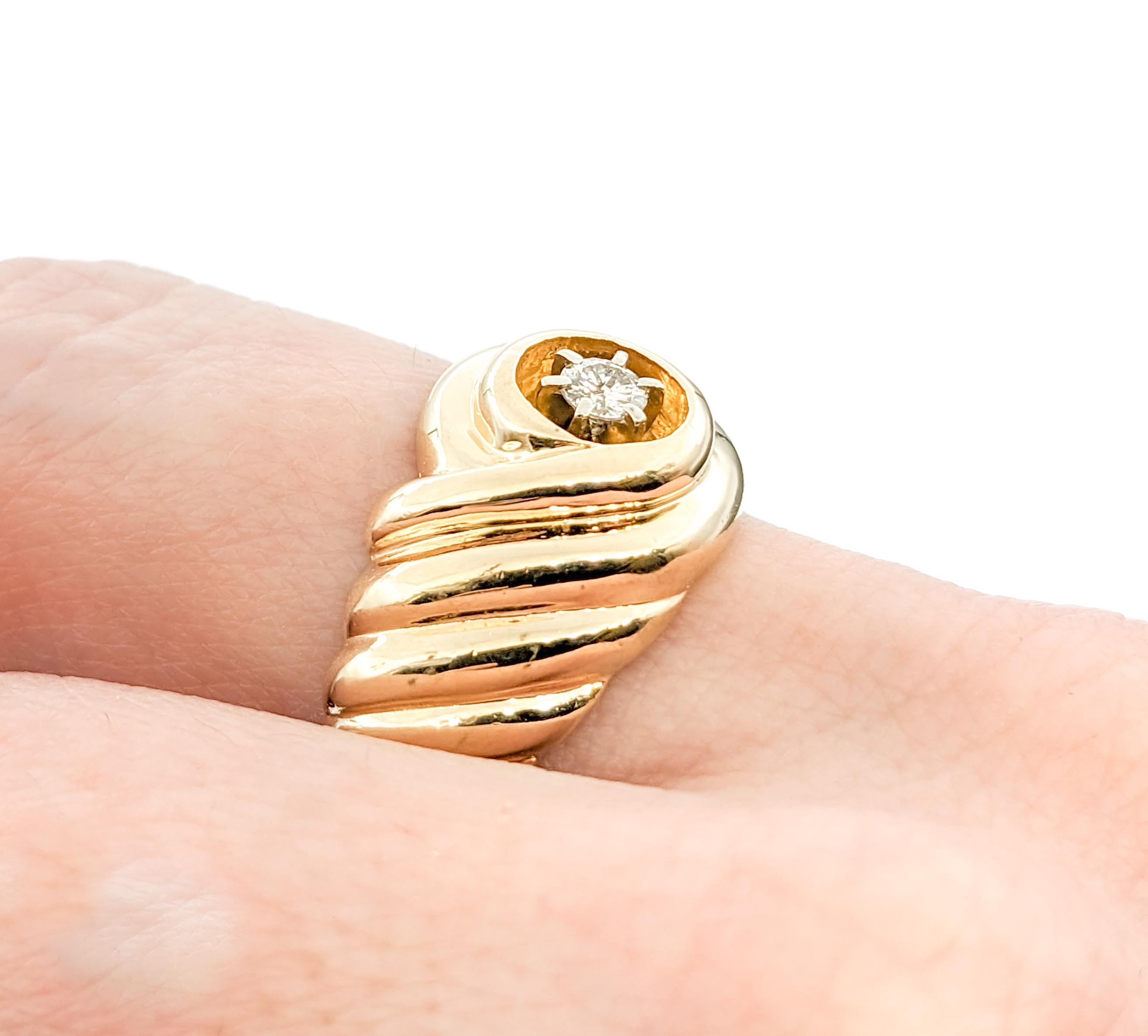 Round Cut 5ct Diamond Swirl Design Ring In Yellow Gold For Sale