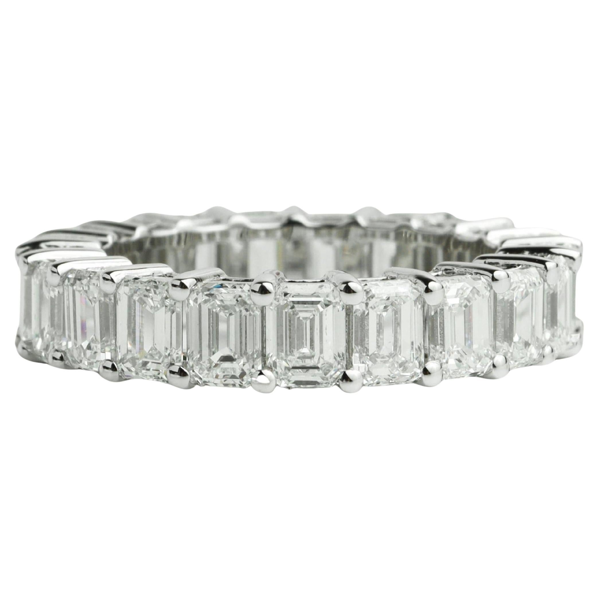 5ct Smaragd-Schliff Diamant Eternity Band in 18K Weißgold - VS/F Reinheit im Angebot