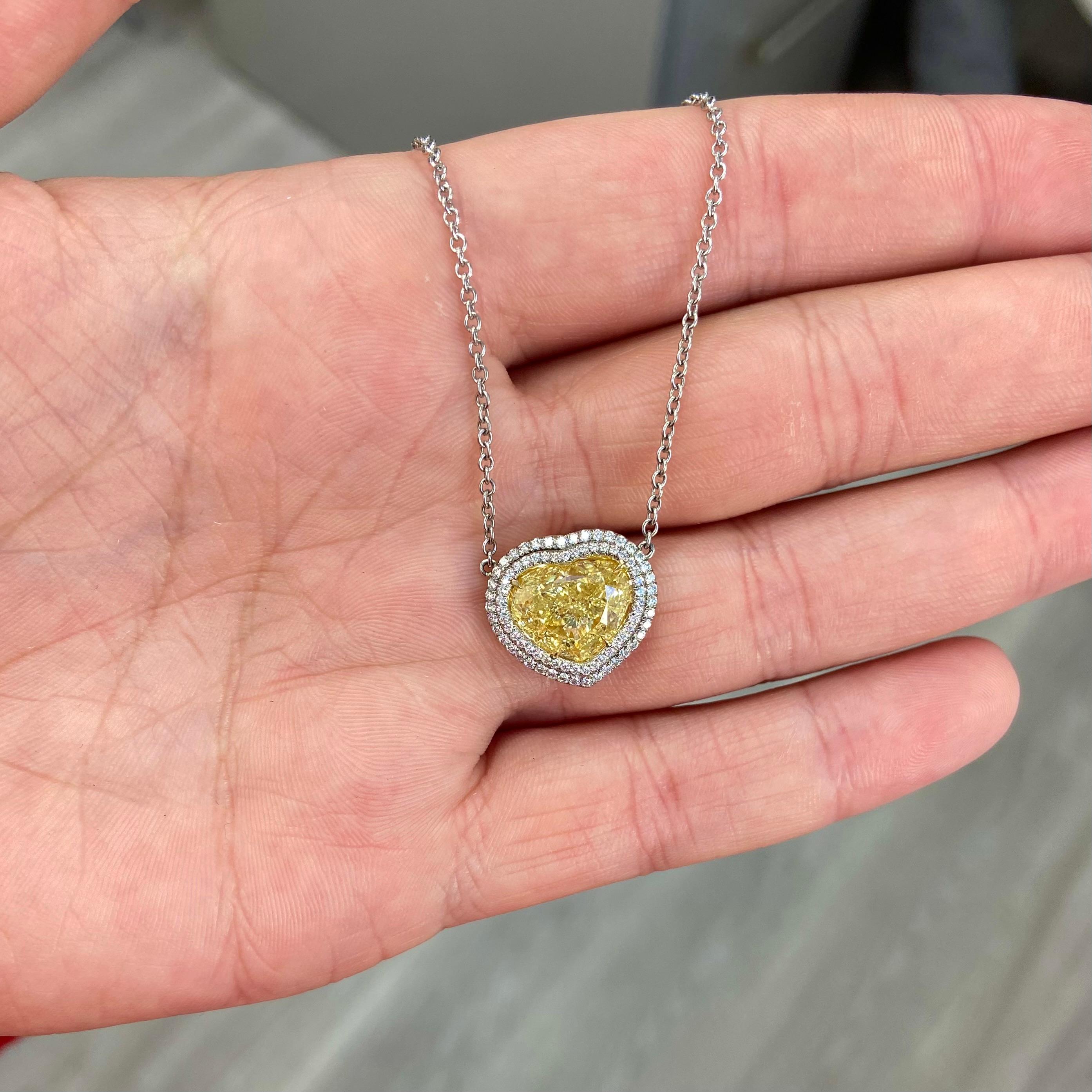 Diamante centrale giallo chiaro da 5,01 carati
Diamante a forma di cuore 
Chiarezza VS2
Taglio eccellente + molto buono
Nessuna fluorescenza
Diamante certificato GIA
Realizzato in platino e oro giallo 18 carati
Circondato da un doppio alone di tondi