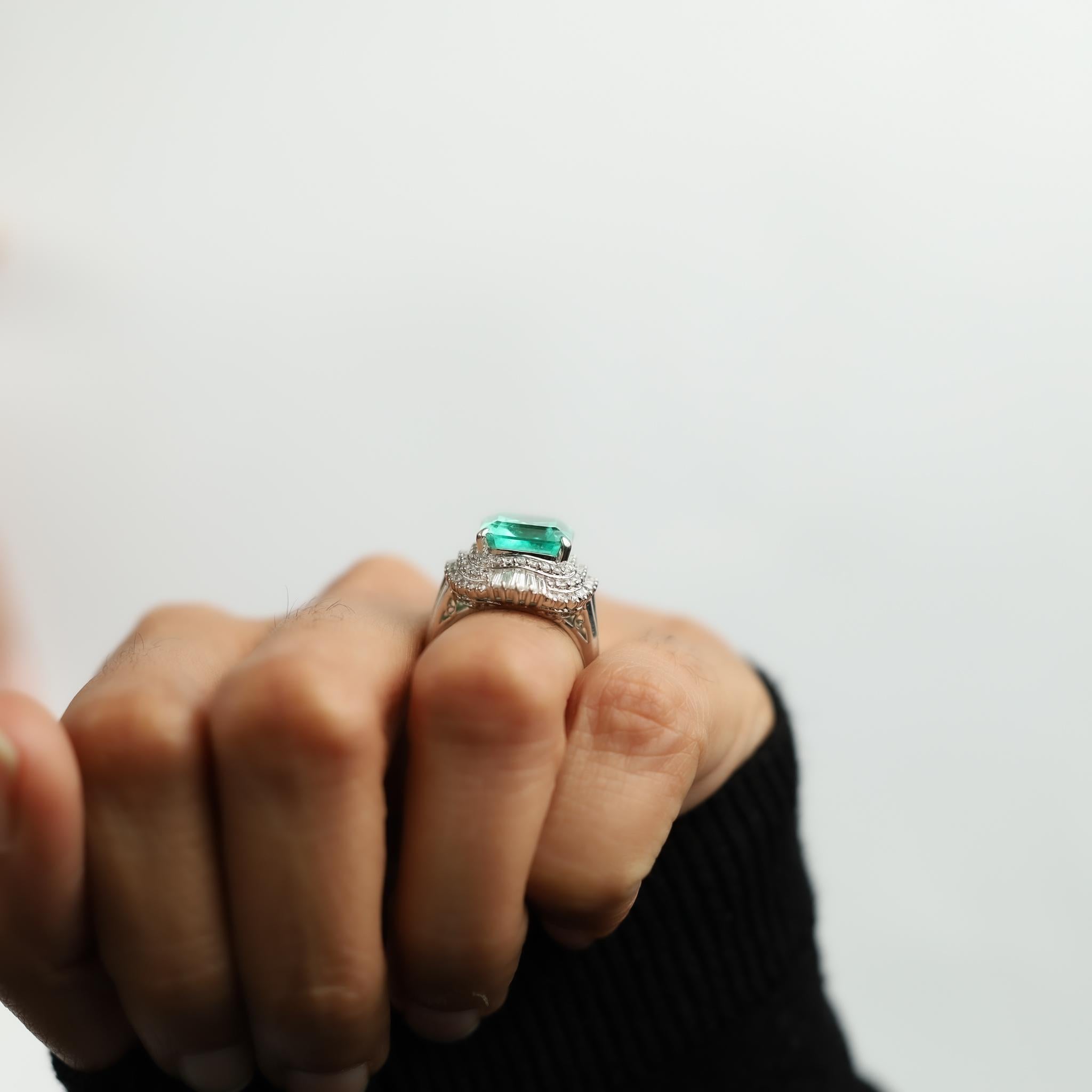 Anello Cocktail con diamante smeraldo colombiano da 5,32 carati certificato IGI in platino in vendita 8
