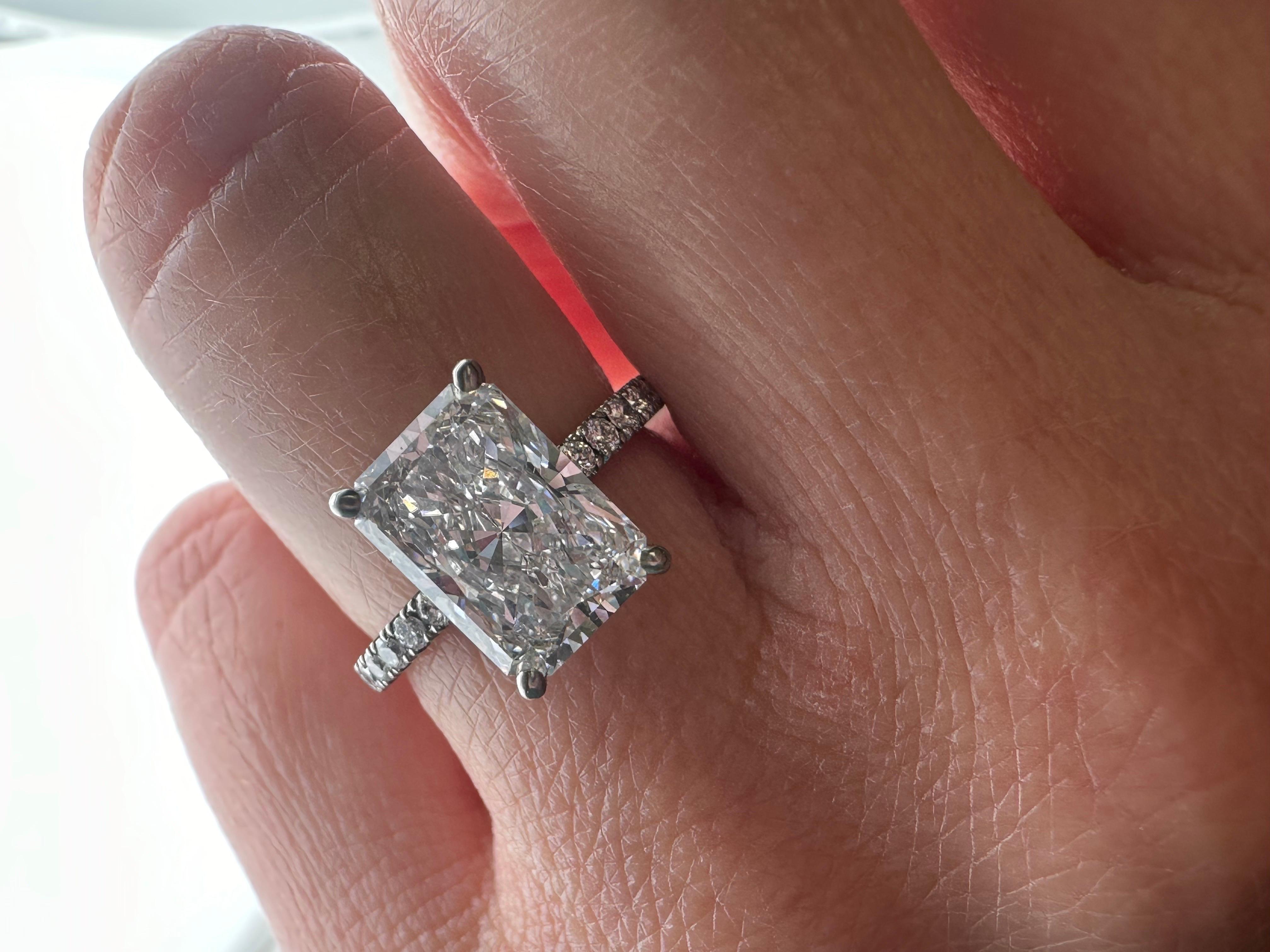 Taille ronde 5ct Moissanite Diamond engagemenrt ring 18KT white gold stunning ! en vente
