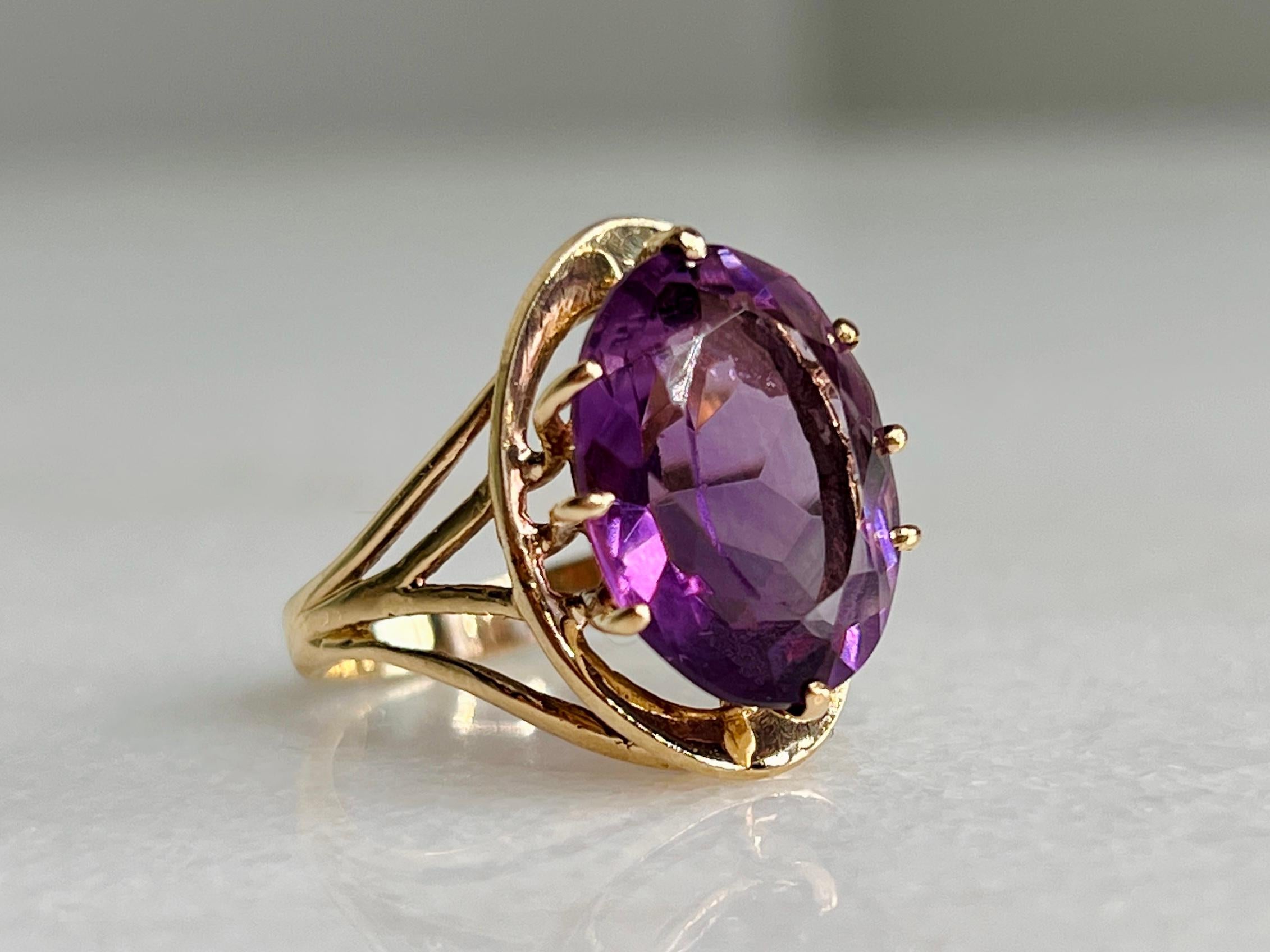 Oval Cut 5ct Natural Amethyst Yellow Gold Cocktail Ring For Sale