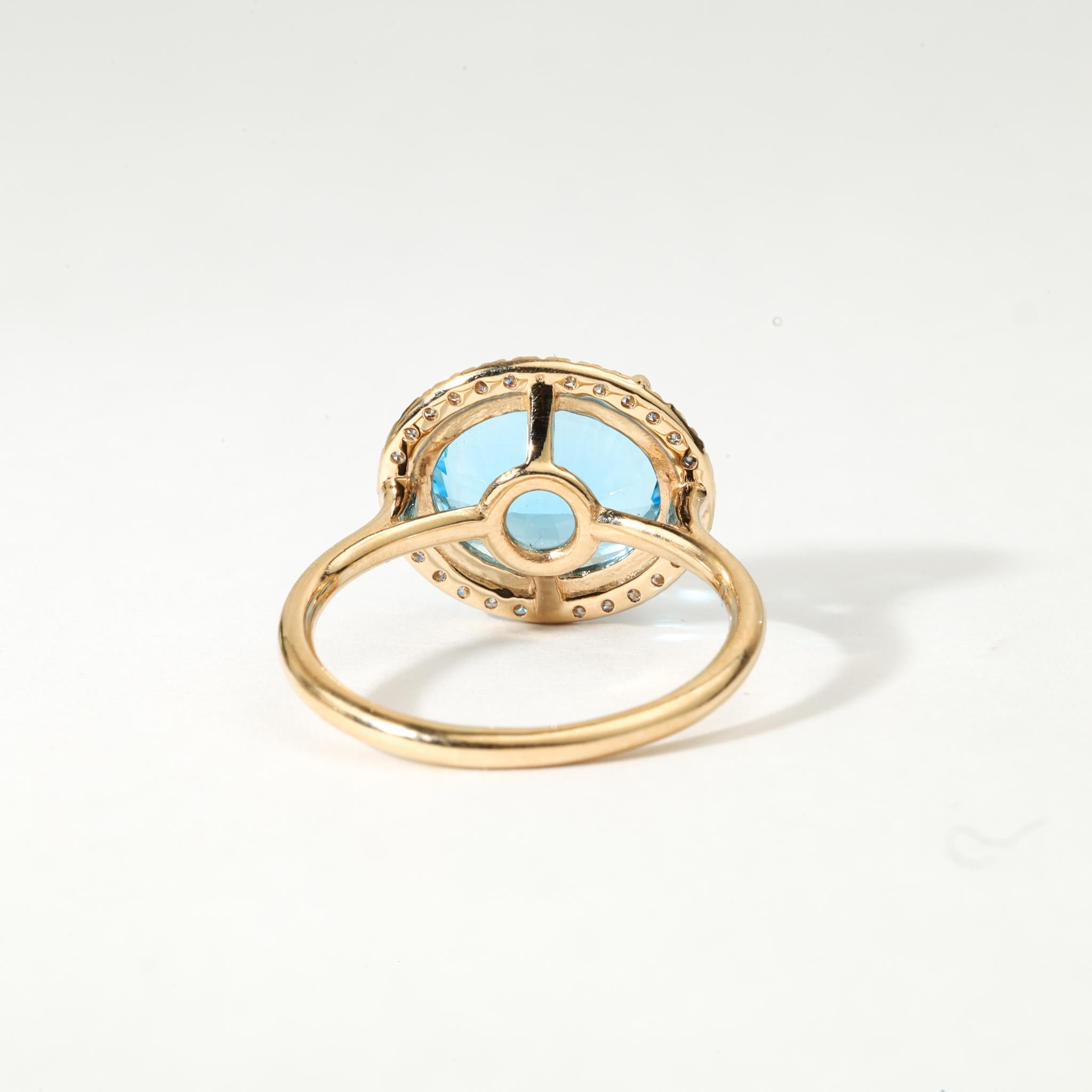 Bague de fiançailles en or jaune 18 carats avec topaze bleue suisse de taille ovale et diamant en halo Neuf - En vente à Jaipur, RJ