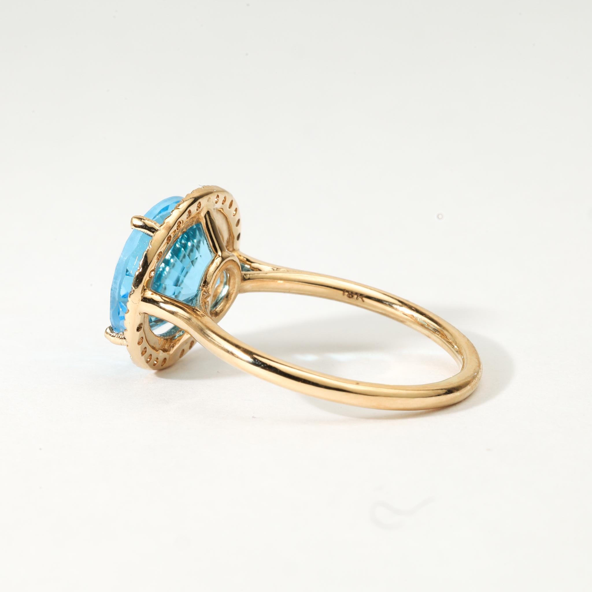 Bague de fiançailles en or jaune 18 carats avec topaze bleue suisse de taille ovale et diamant en halo en vente 2