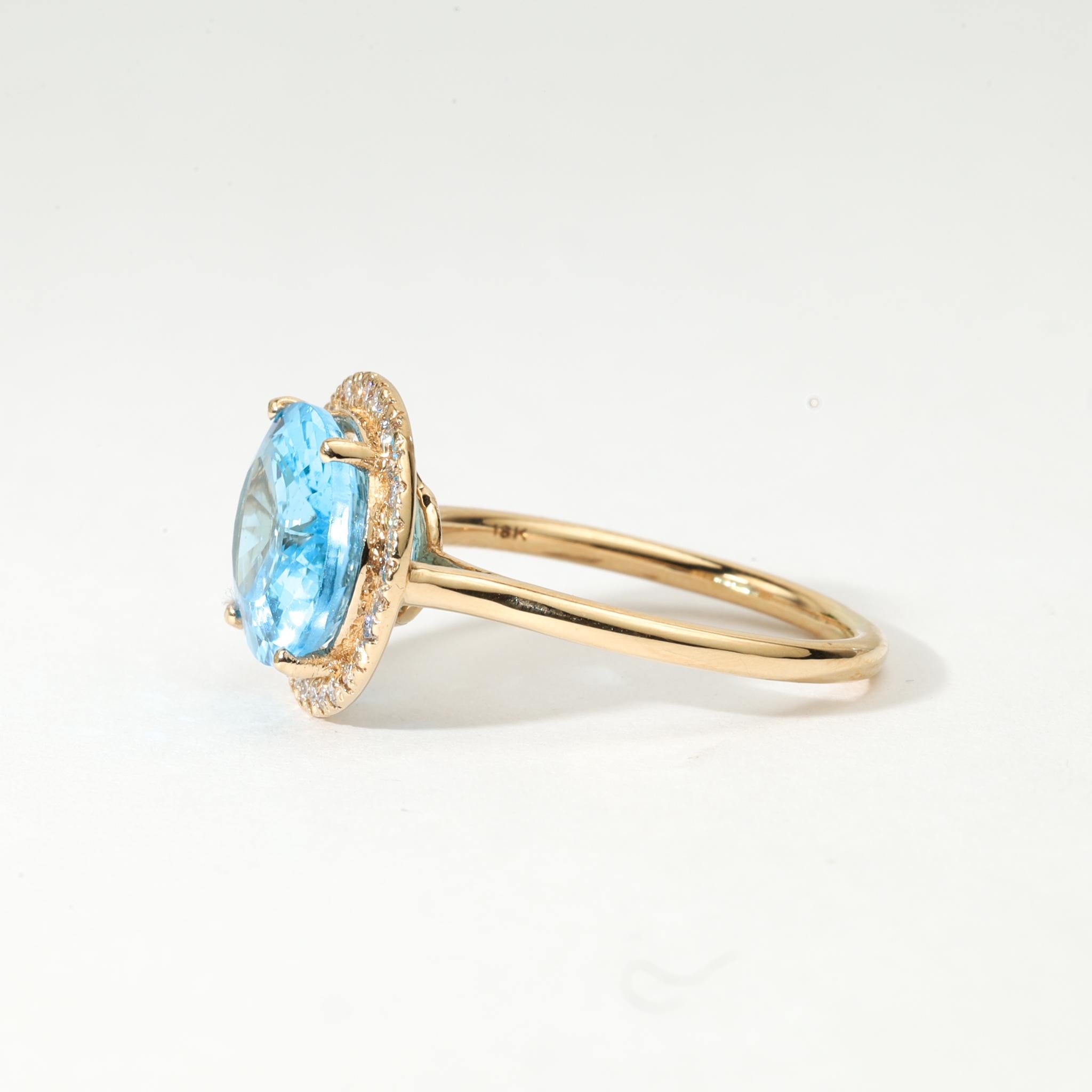 Bague de fiançailles en or jaune 18 carats avec topaze bleue suisse de taille ovale et diamant en halo en vente 3