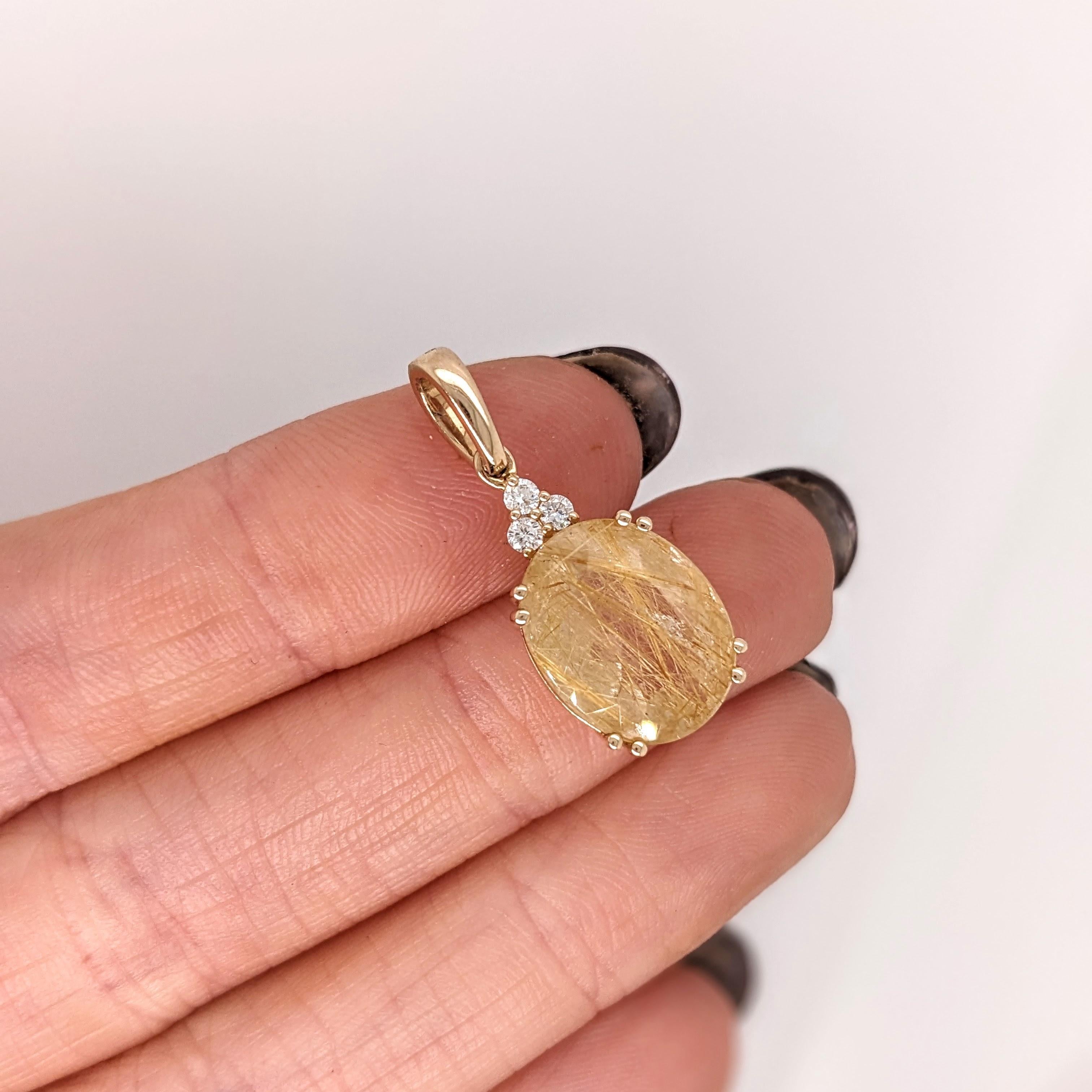 Ce magnifique pendentif est composé d'un quartz rutilé de 5,18 carats, taillé en émeraude, surmonté d'une rangée de diamants naturels extraits de la terre, le tout serti dans de l'or massif 14k. Ce pendentif en quartz rutilé est un très beau cadeau