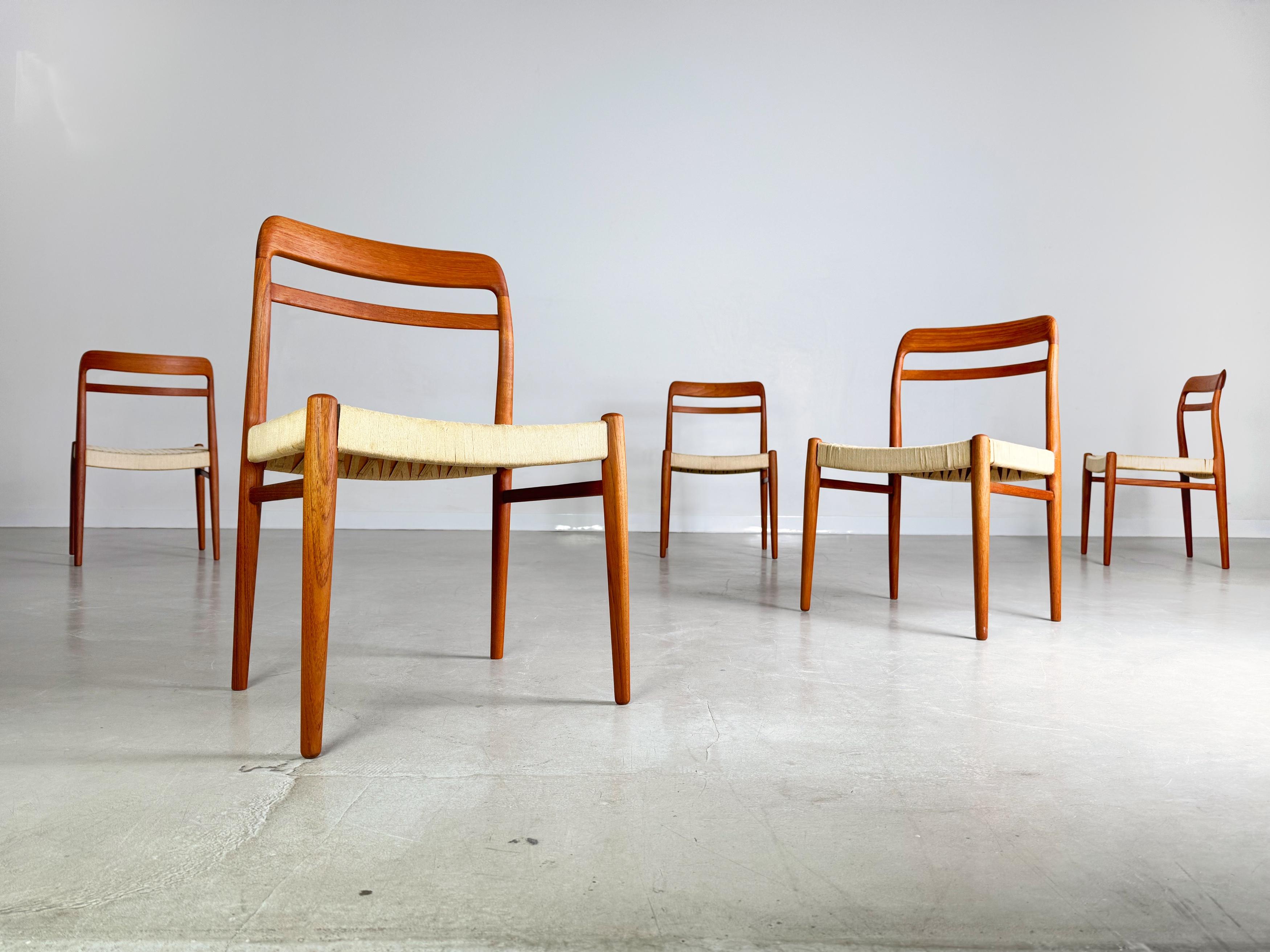 Wir bieten fünf wunderschöne Stühle von Gustav Bahus aus den 1960er Jahren zum Verkauf an. Das Design stammt von Alf Aarseth und zeichnet sich durch seine zeitlose Eleganz und Funktionalität aus. Auf den Sitzflächen des Geflechts sind teilweise