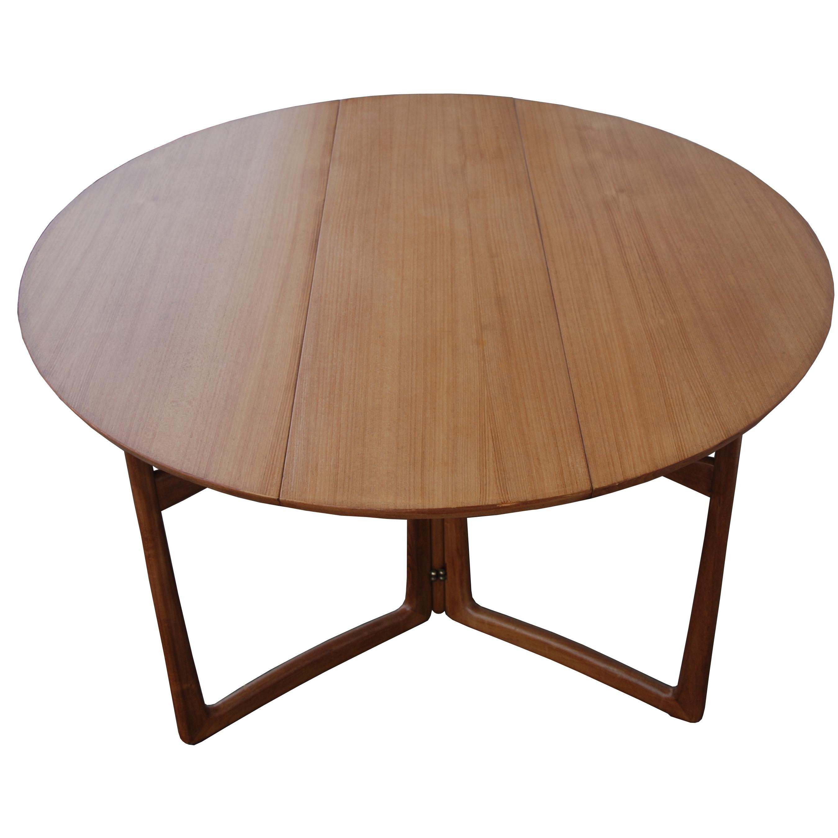 1960s Danish Peter Hvidt Drop-Leaf Dining Table in Teak and Brass In Good Condition For Sale In Pasadena, TX