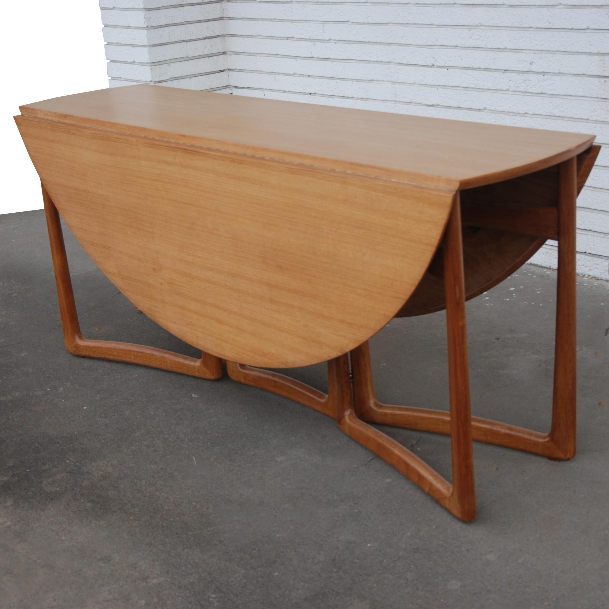 1960s Danish Peter Hvidt Drop-Leaf Dining Table in Teak and Brass For Sale 1