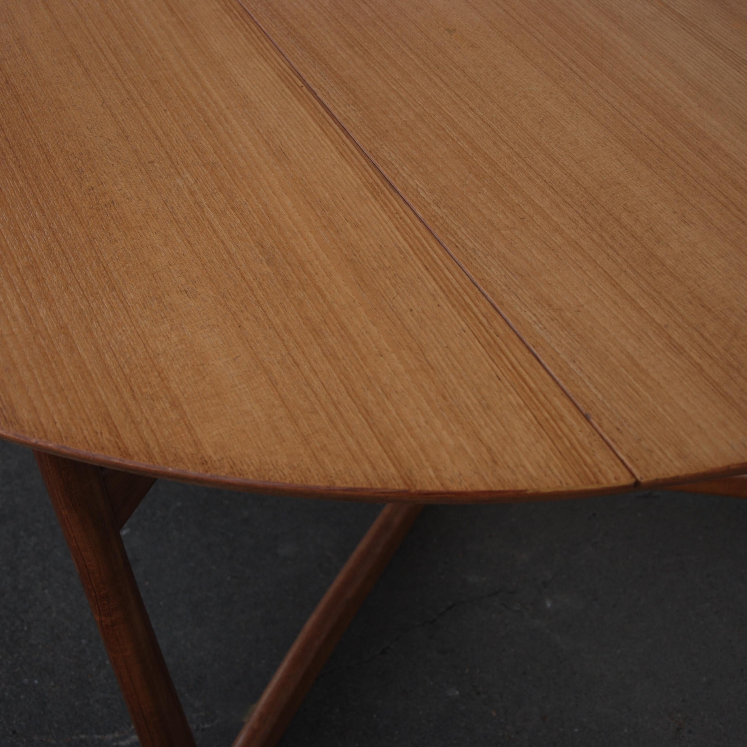 1960s Danish Peter Hvidt Drop-Leaf Dining Table in Teak and Brass For Sale 3