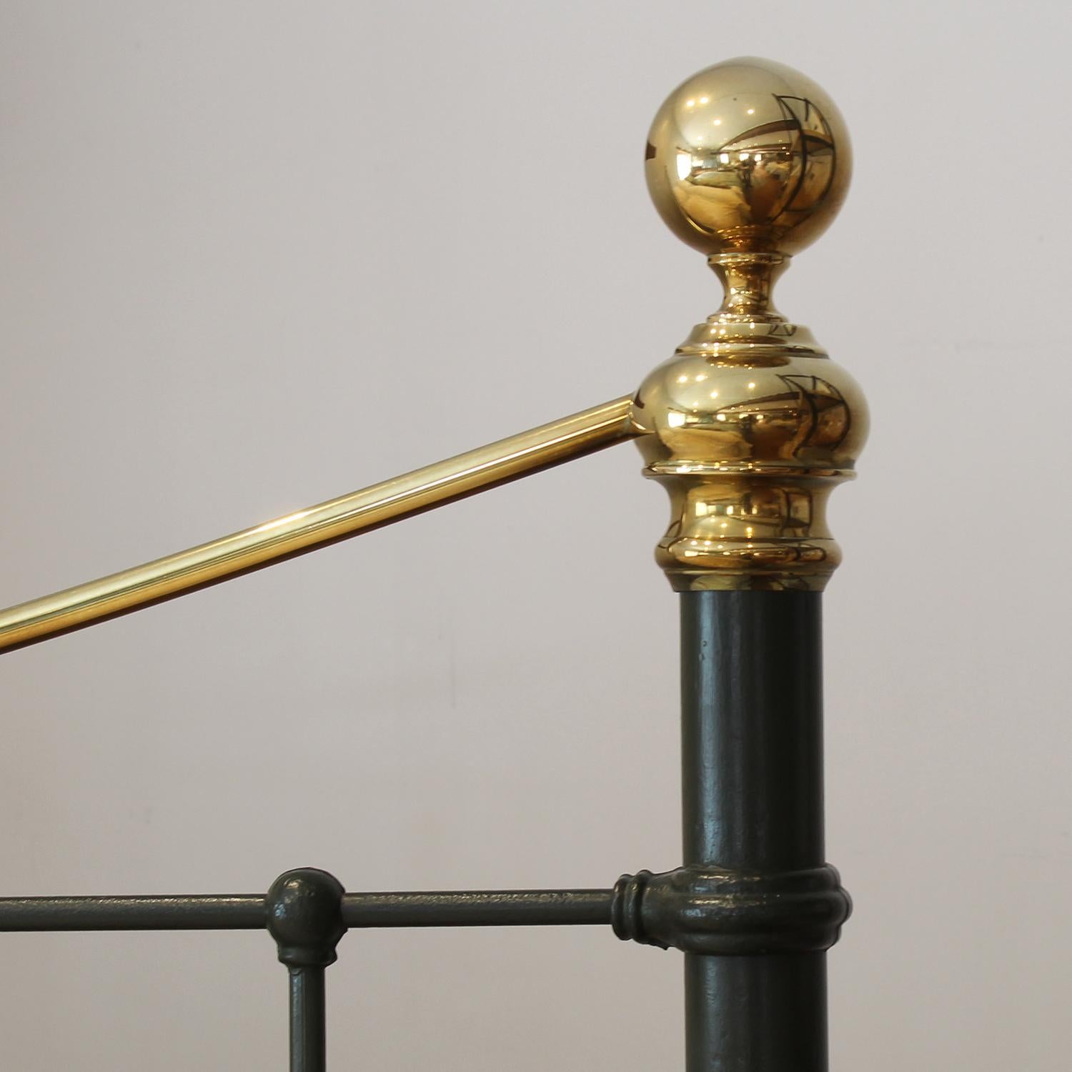 5ft Antique Olive Green Metal Bed with Golden Brass and Floral Ceramics MK330 en vente 3