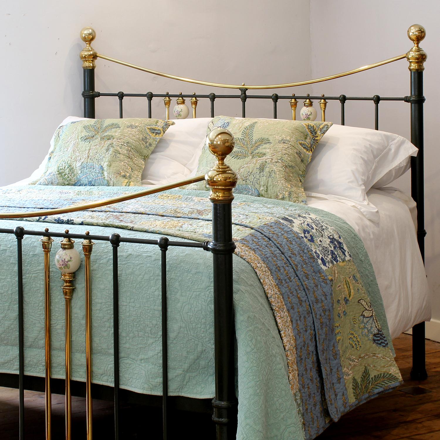 Victorien 5ft Antique Olive Green Metal Bed with Golden Brass and Floral Ceramics MK330 en vente