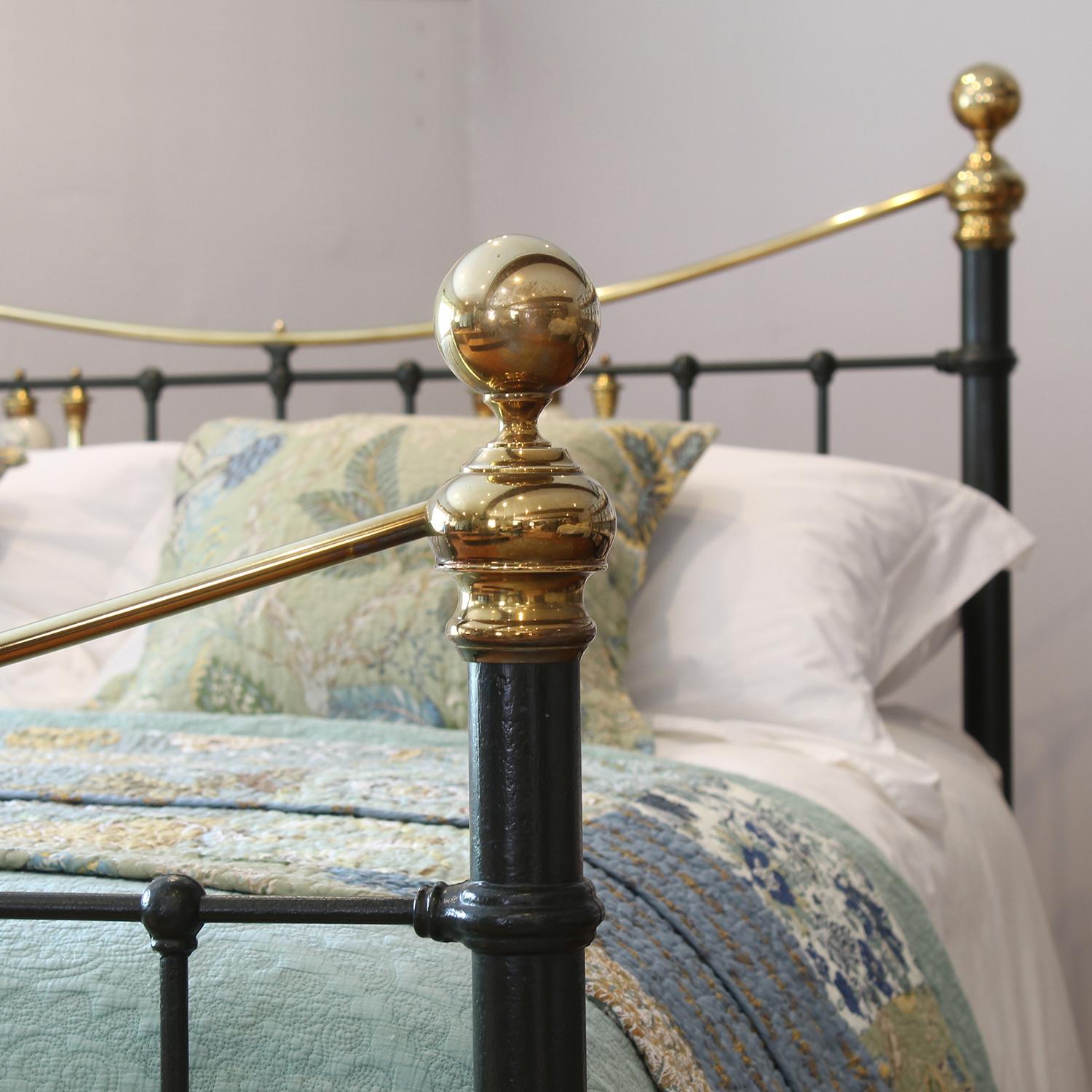 Anglais 5ft Antique Olive Green Metal Bed with Golden Brass and Floral Ceramics MK330 en vente