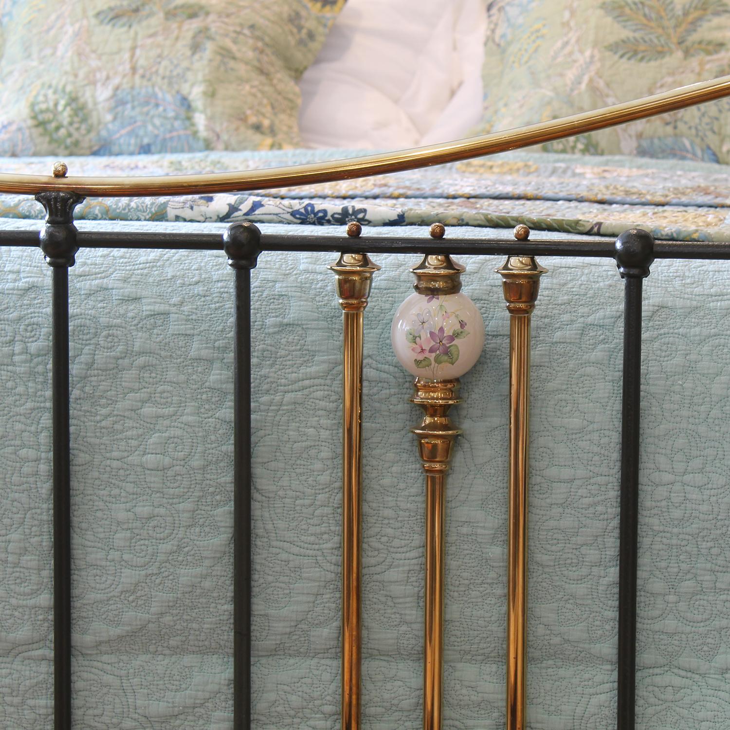 Moulage 5ft Antique Olive Green Metal Bed with Golden Brass and Floral Ceramics MK330 en vente