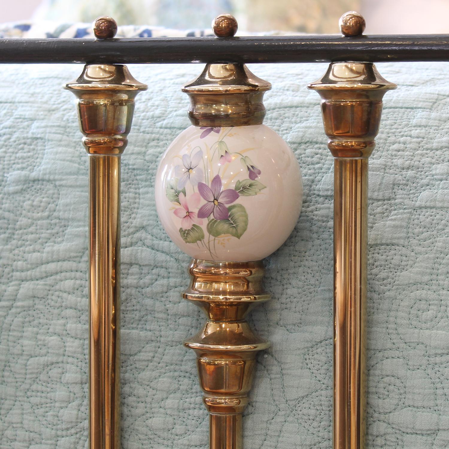5ft Antique Olive Green Metal Bed with Golden Brass and Floral Ceramics MK330 Bon état - En vente à Wrexham, GB