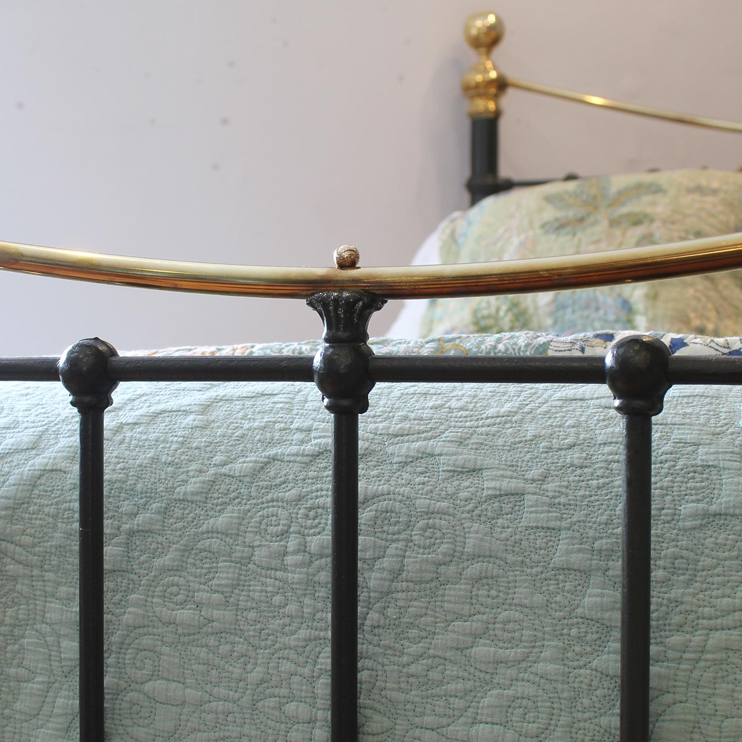 XIXe siècle 5ft Antique Olive Green Metal Bed with Golden Brass and Floral Ceramics MK330 en vente