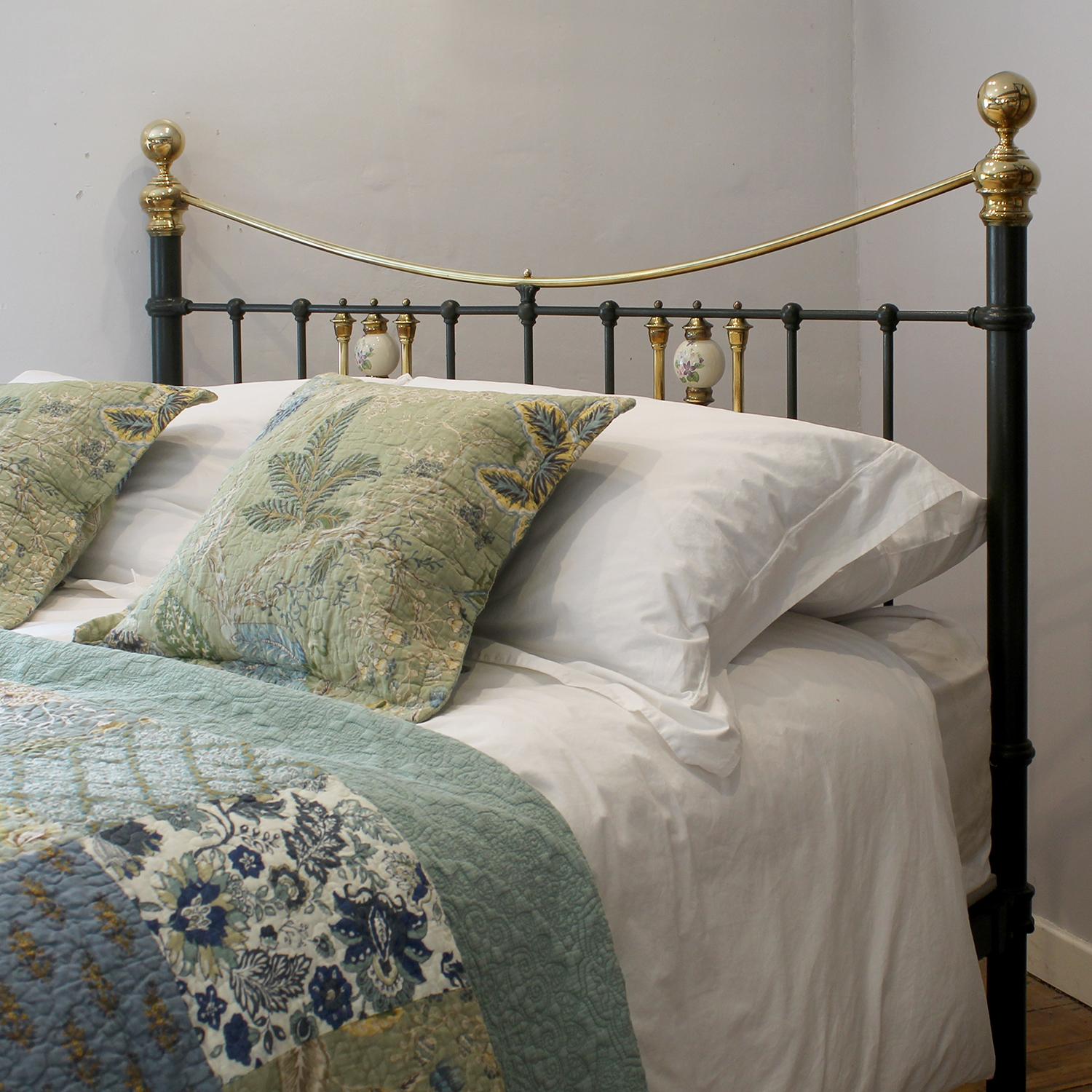 Laiton 5ft Antique Olive Green Metal Bed with Golden Brass and Floral Ceramics MK330 en vente
