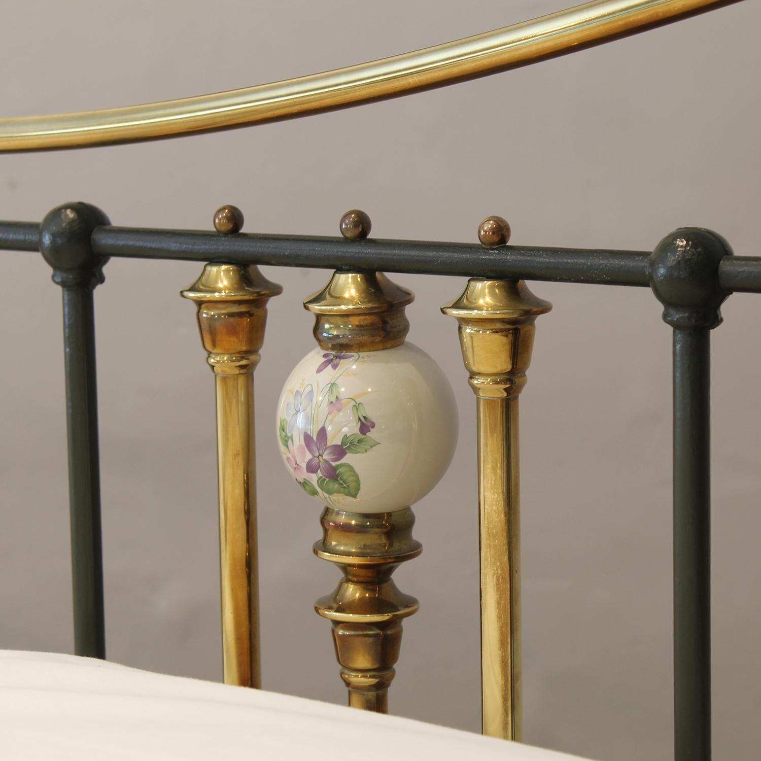 5ft Antique Olive Green Metal Bed with Golden Brass and Floral Ceramics MK330 en vente 1