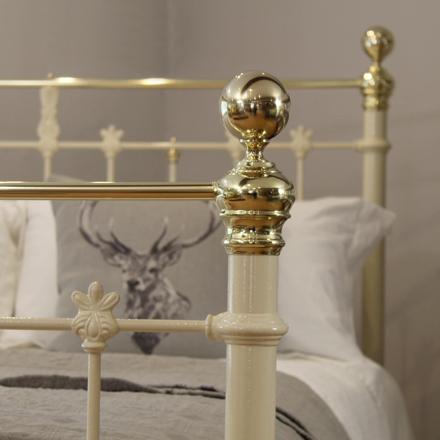 5ft Brass and Iron Antique Bed in Soft Cream In Excellent Condition For Sale In Wrexham, GB