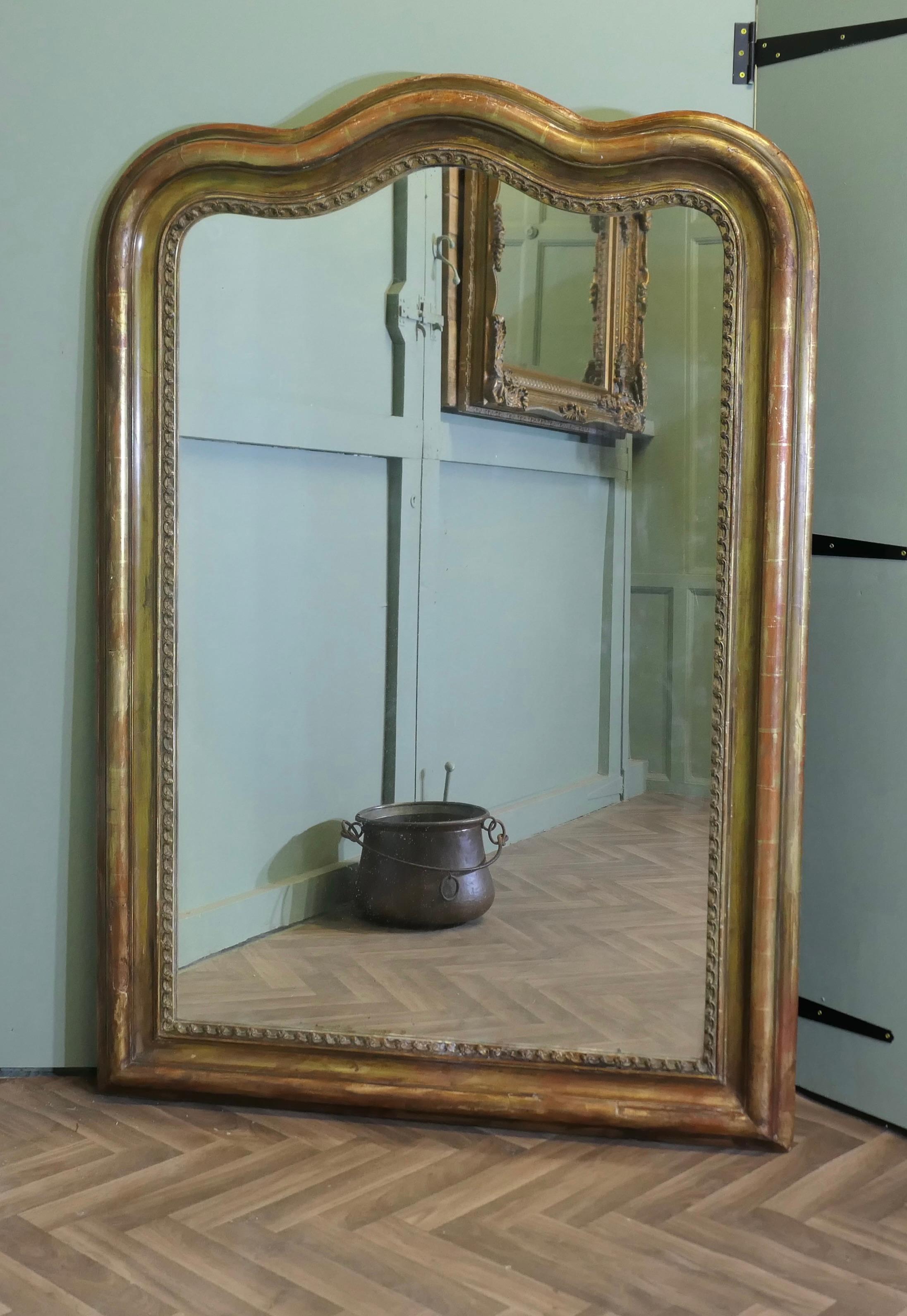 Grand miroir mural Louis Philippe du 19ème siècle
 
Il s'agit d'une très grande pièce d'apparat et d'un véritable mobilier chic français du 19e siècle. Le cadre moulé de 5 pouces a un sommet en arc serpentin et une charmante finition dorée usée par