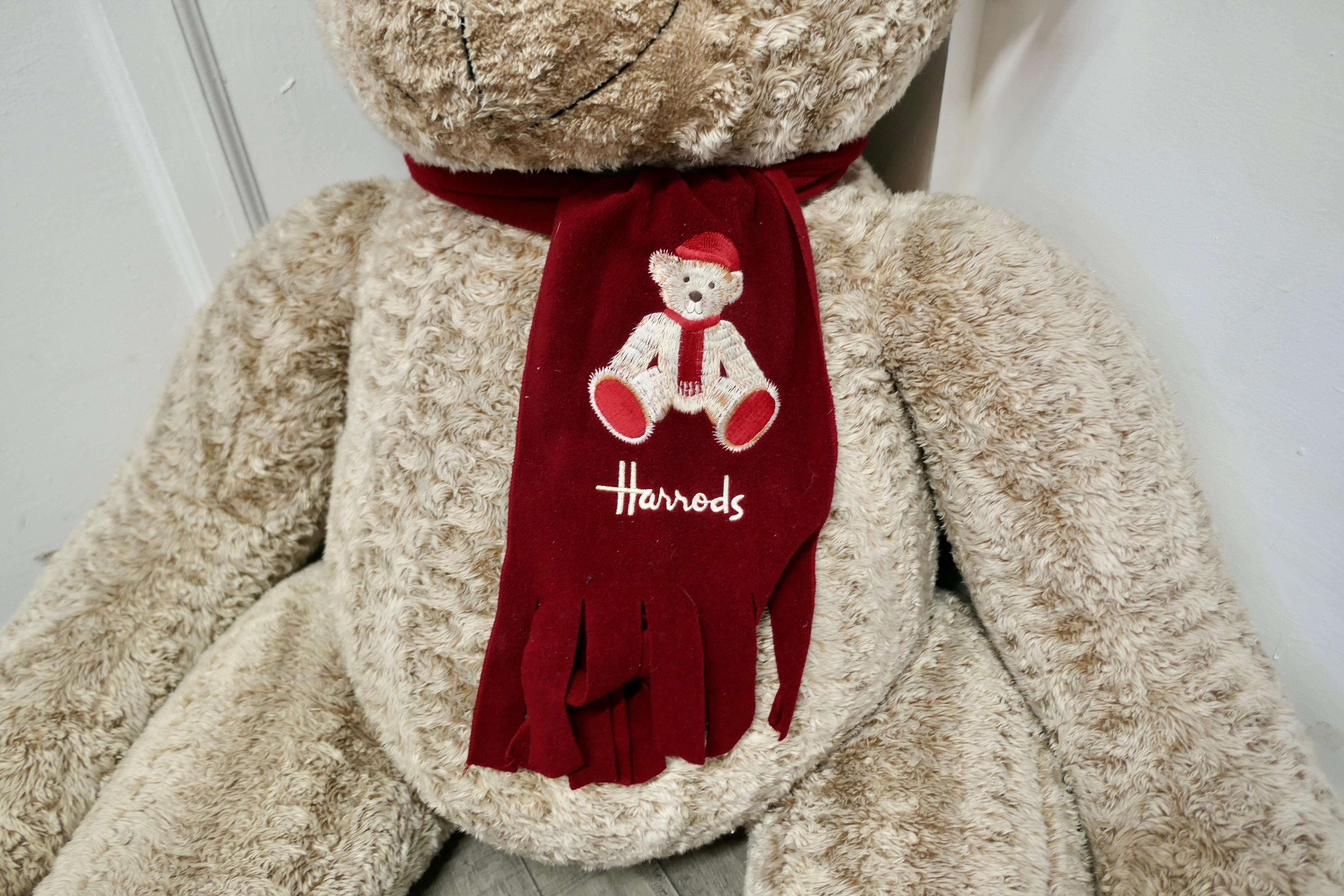 5ft hoher Riesiger Harrods Shop Display Teddybär  Dies ist ein sehr seltenes Stück  im Zustand „Gut“ im Angebot in Chillerton, Isle of Wight