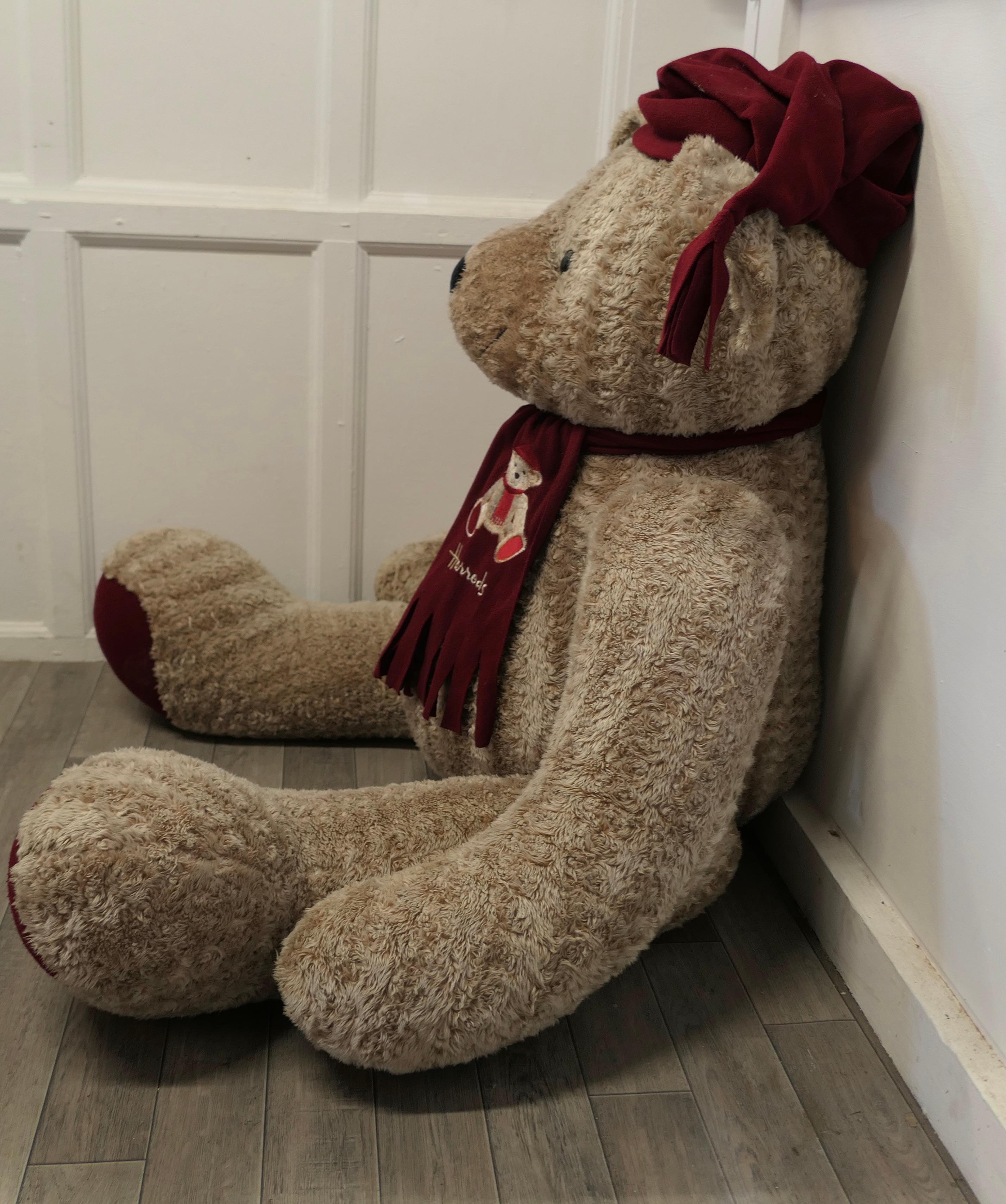 5ft hoher Riesiger Harrods Shop Display Teddybär  Dies ist ein sehr seltenes Stück  im Angebot 3