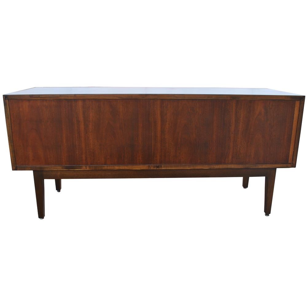 Stow Davis

Started 1880 in Grand Rapids MI. 

5ft vintage midcentury Stow Davis Walnut Credenza 

An early example of a Classic walnut credenza by Stow Davis. 

Dark walnut credenza with 2 file drawers, 1 pencil tray and an additional