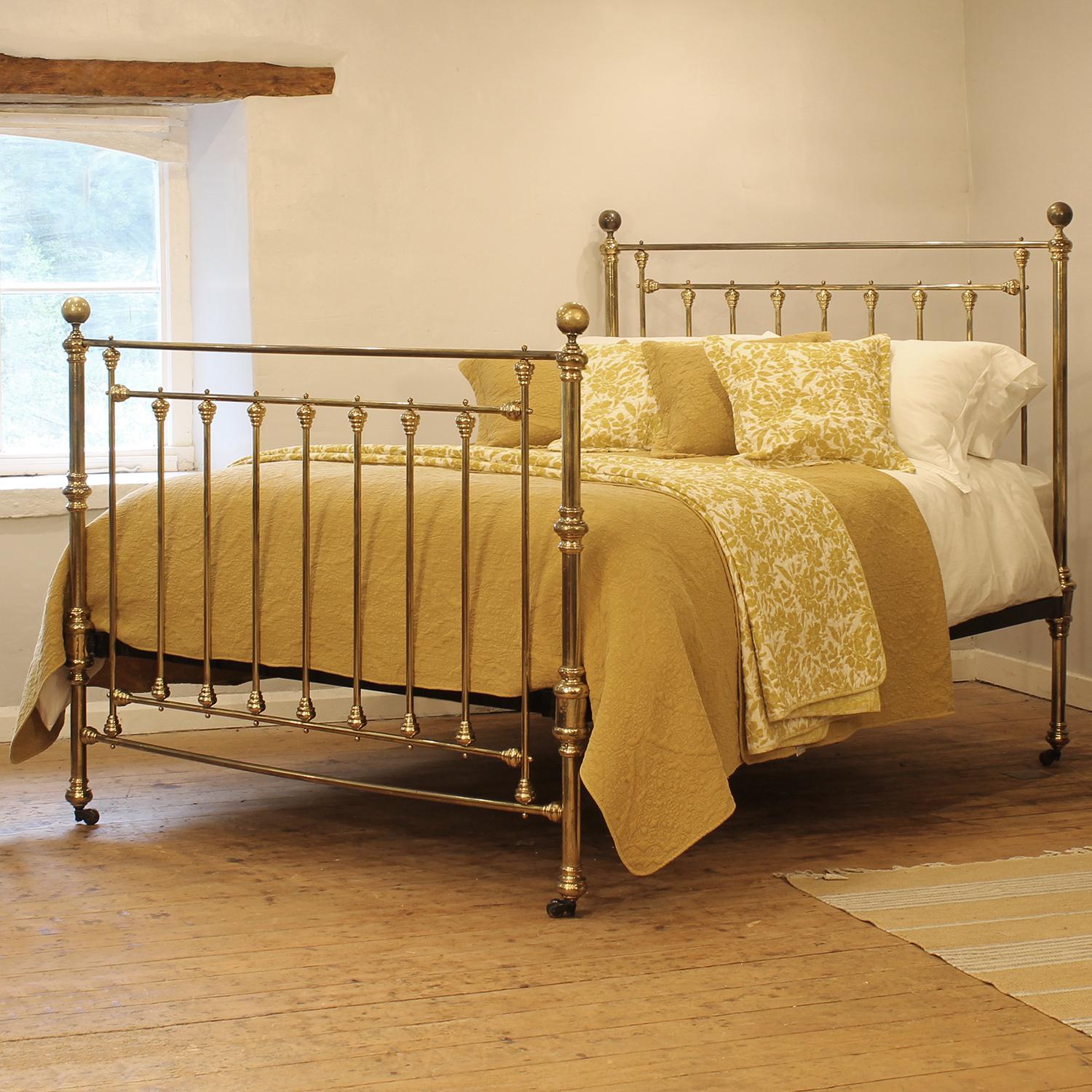 Un letto antico vittoriano in ottone, circa 1890. Questo centrotavola ornato è dotato di grandi accessori in ottone, pomelli rotondi in ottone e rotelle originali. 

L'ottone ha acquisito una patina invecchiata da oltre 100 anni. Se lo desideri,