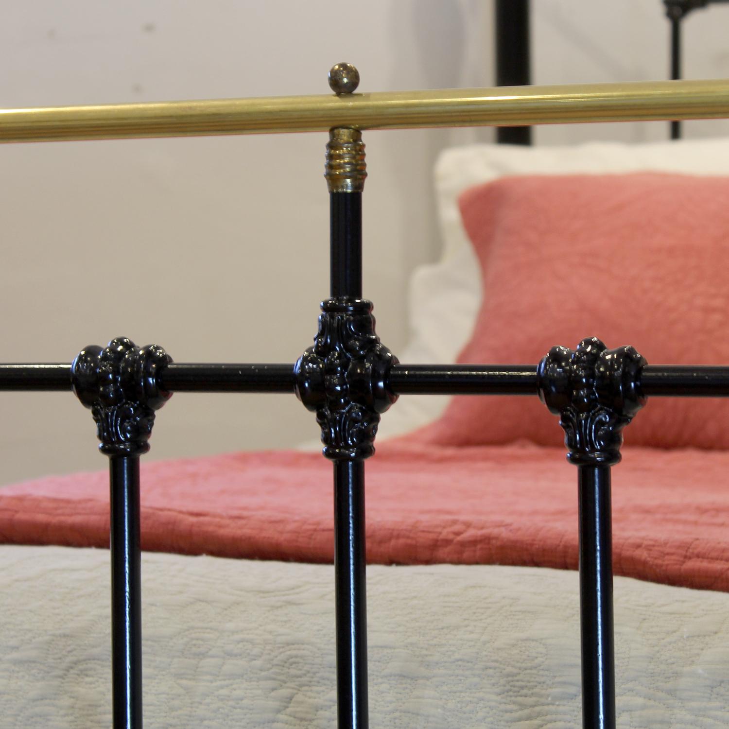 5ft Wide Black Antique Bed with Decorative Brass Features MK317 In Good Condition In Wrexham, GB