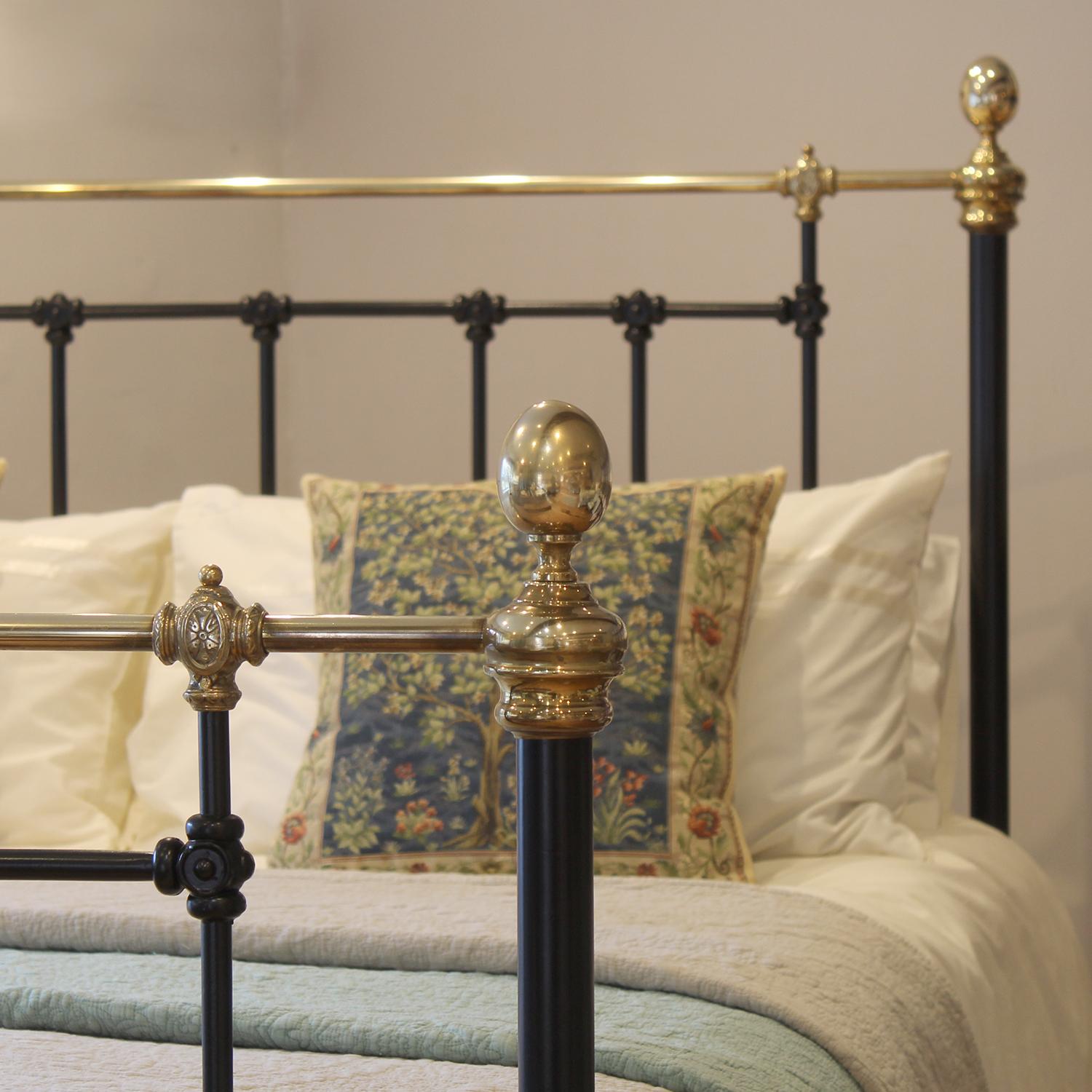 English 5ft Wide Black Antique Bed with Decorative Brass Features MK323 For Sale