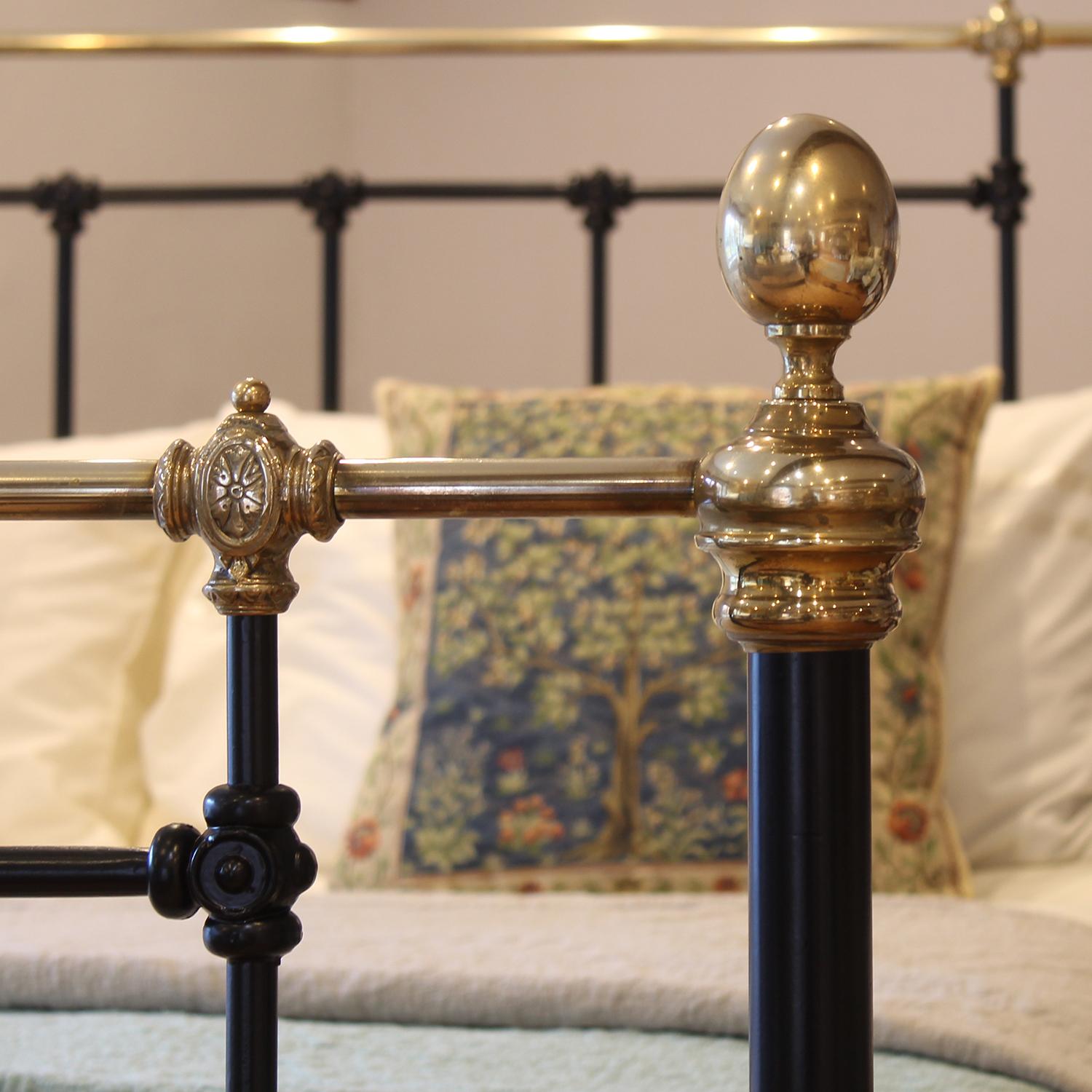 Cast 5ft Wide Black Antique Bed with Decorative Brass Features MK323 For Sale