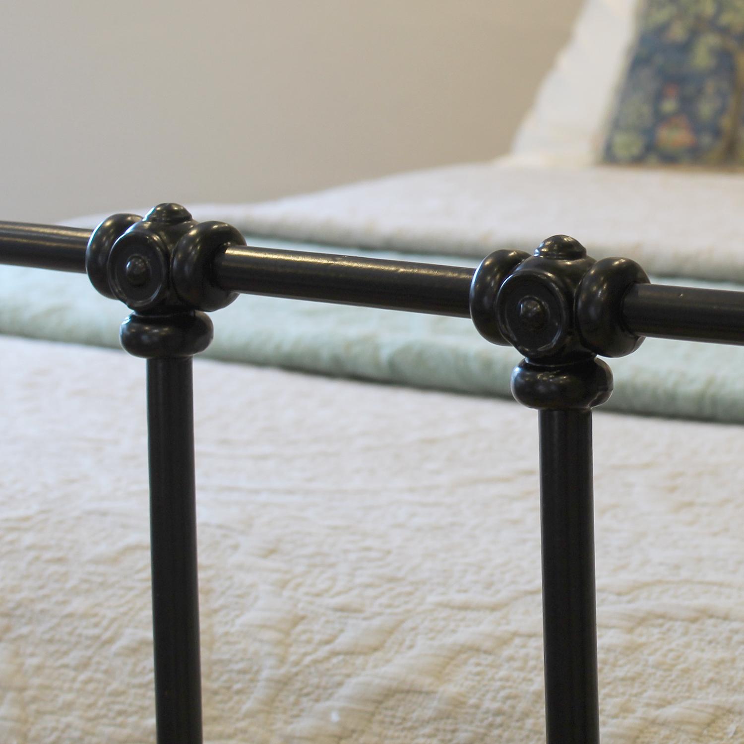 5ft Wide Black Antique Bed with Decorative Brass Features MK323 In Good Condition For Sale In Wrexham, GB