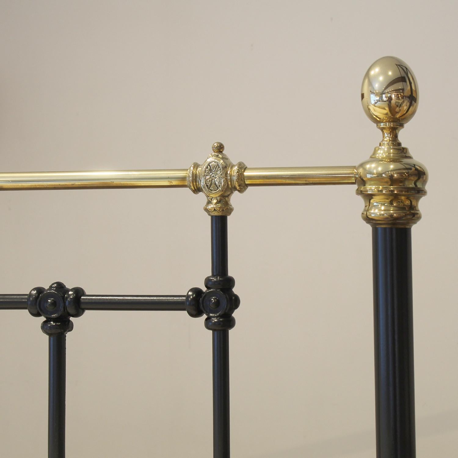 5ft Wide Black Antique Bed with Decorative Brass Features MK323 For Sale 2