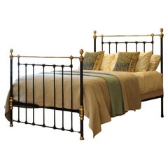 Cama antigua negra de 1,5 m de ancho con detalles decorativos de latón MK323