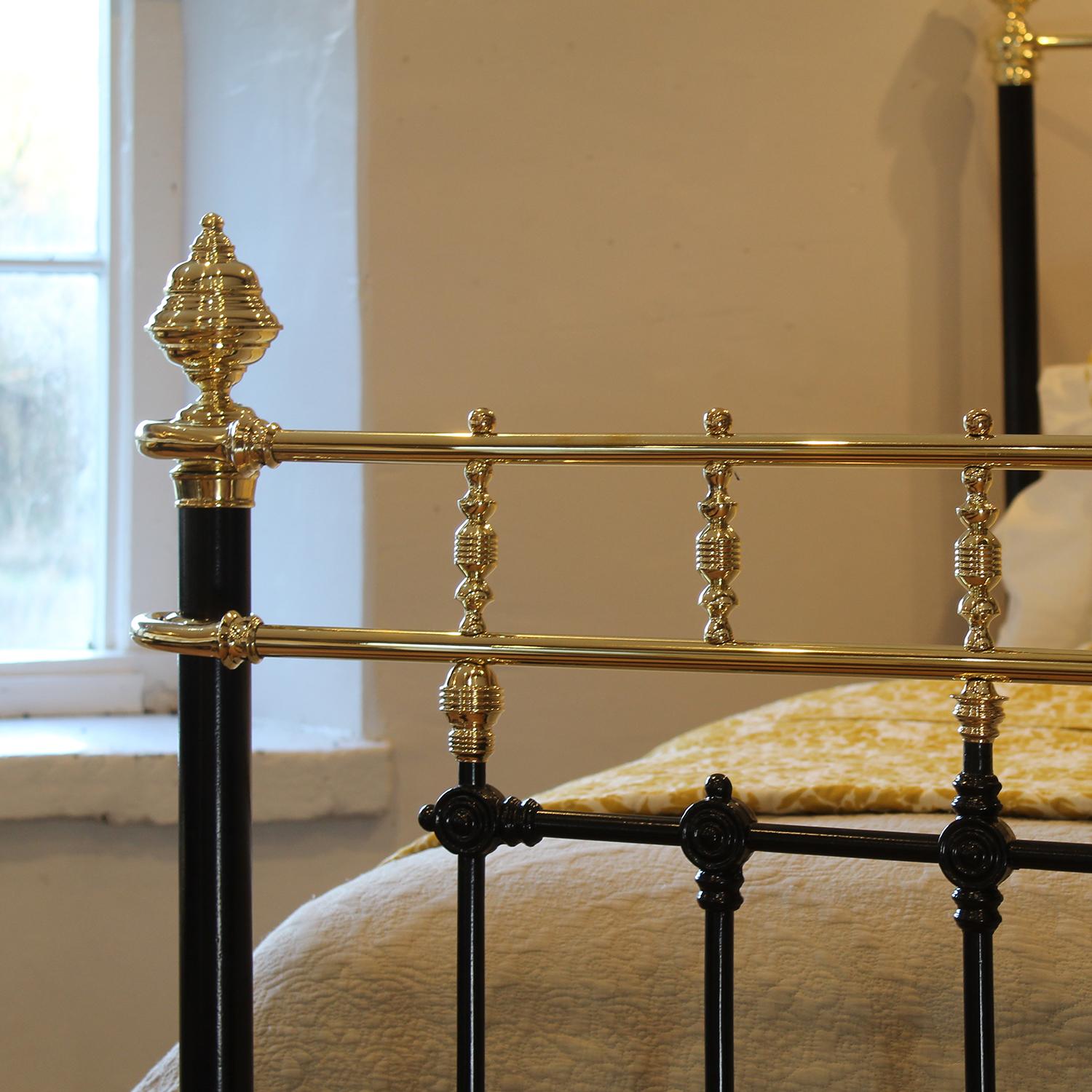 Cast 5ft Wide Black Antique Bed with Decorative Brass Gallery MK318 For Sale