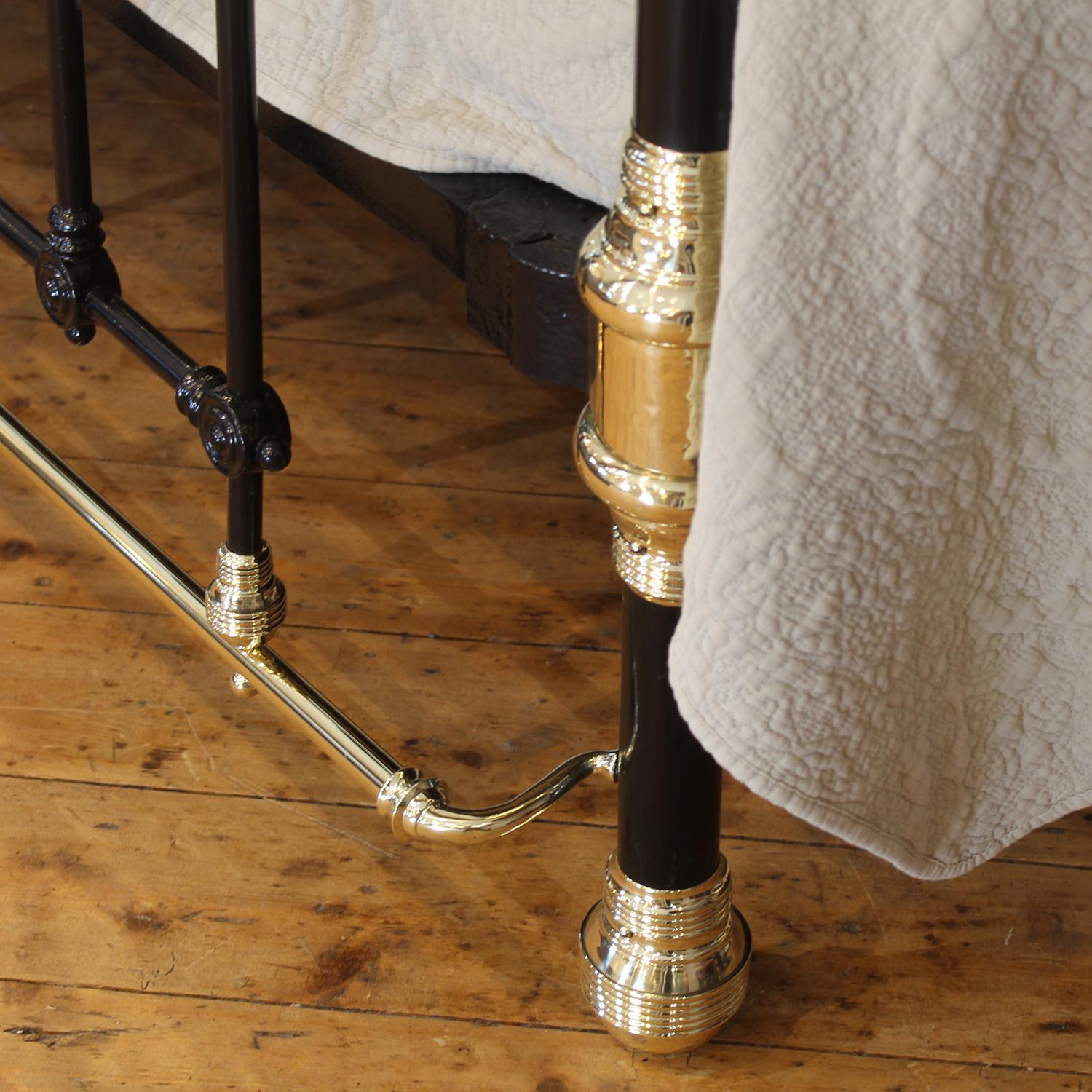5ft Wide Black Antique Bed with Decorative Brass Gallery MK318 In Good Condition For Sale In Wrexham, GB