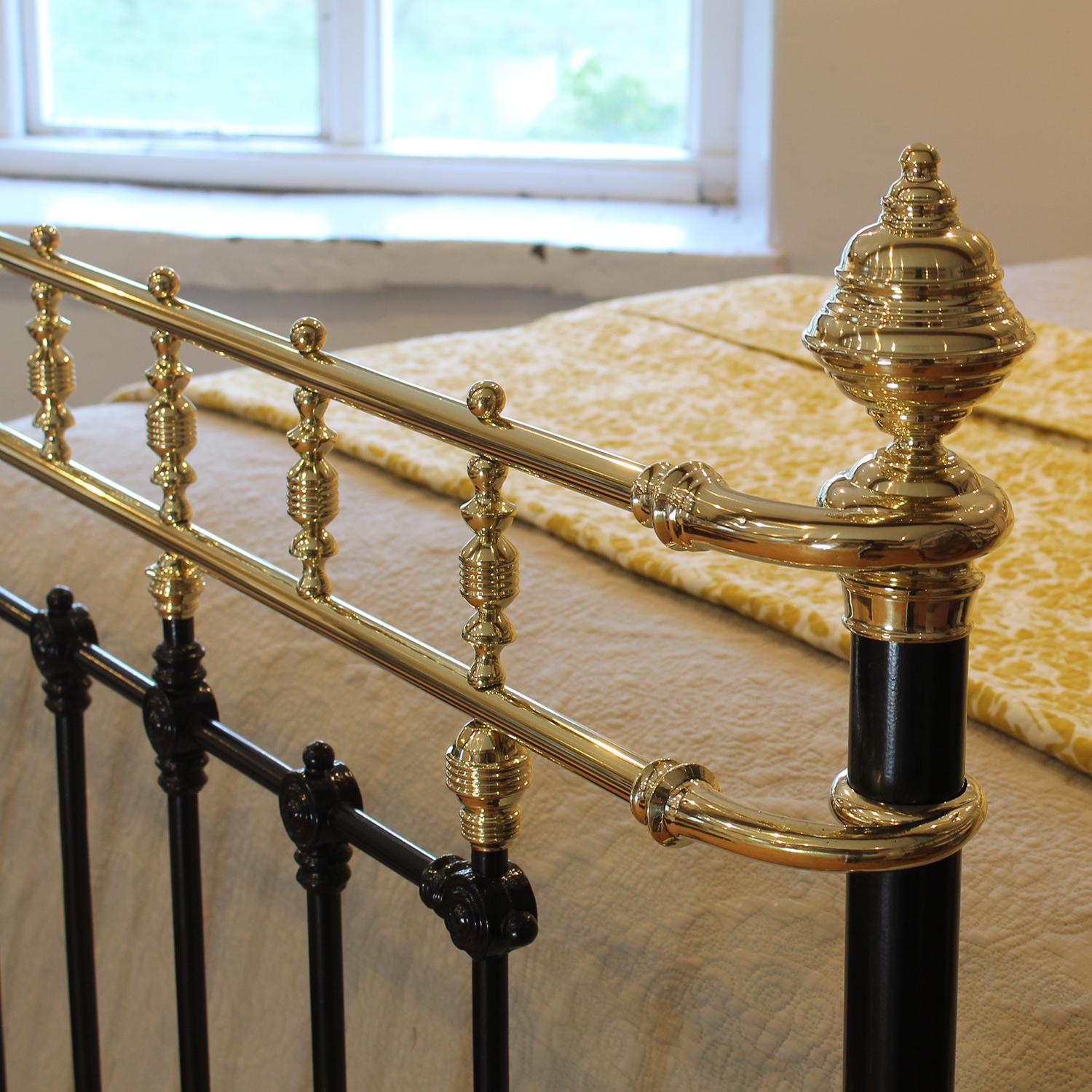 5ft Wide Black Antique Bed with Decorative Brass Gallery MK318 For Sale 1