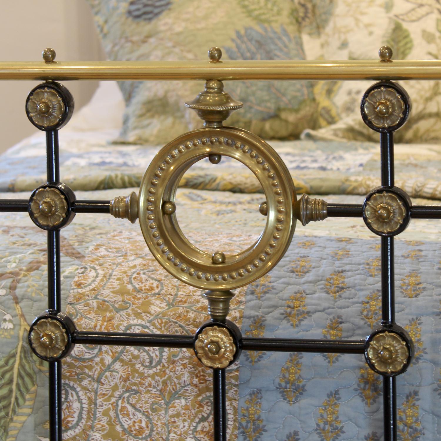 5ft Wide Black Antique Bed with Decorative Brass Ring MK316 In Good Condition In Wrexham, GB