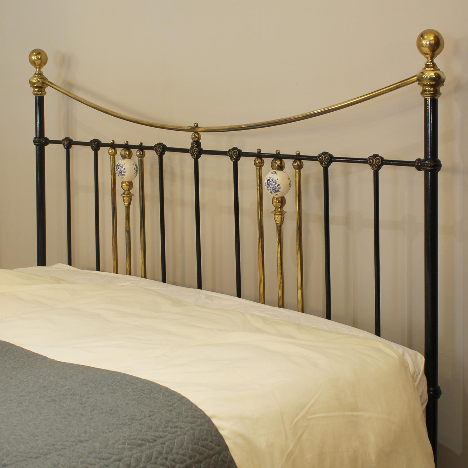 Lit antique en métal noir avec céramique florale bleue MK331 en vente 2
