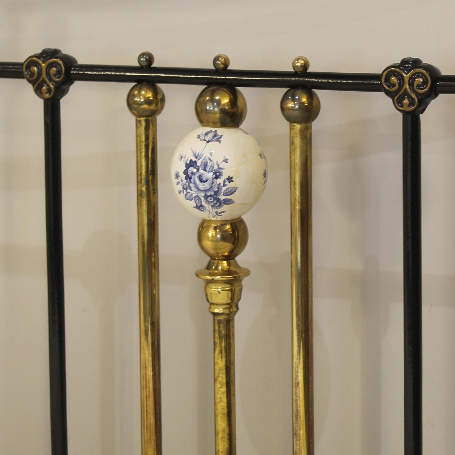 Lit antique en métal noir avec céramique florale bleue MK331 en vente 3