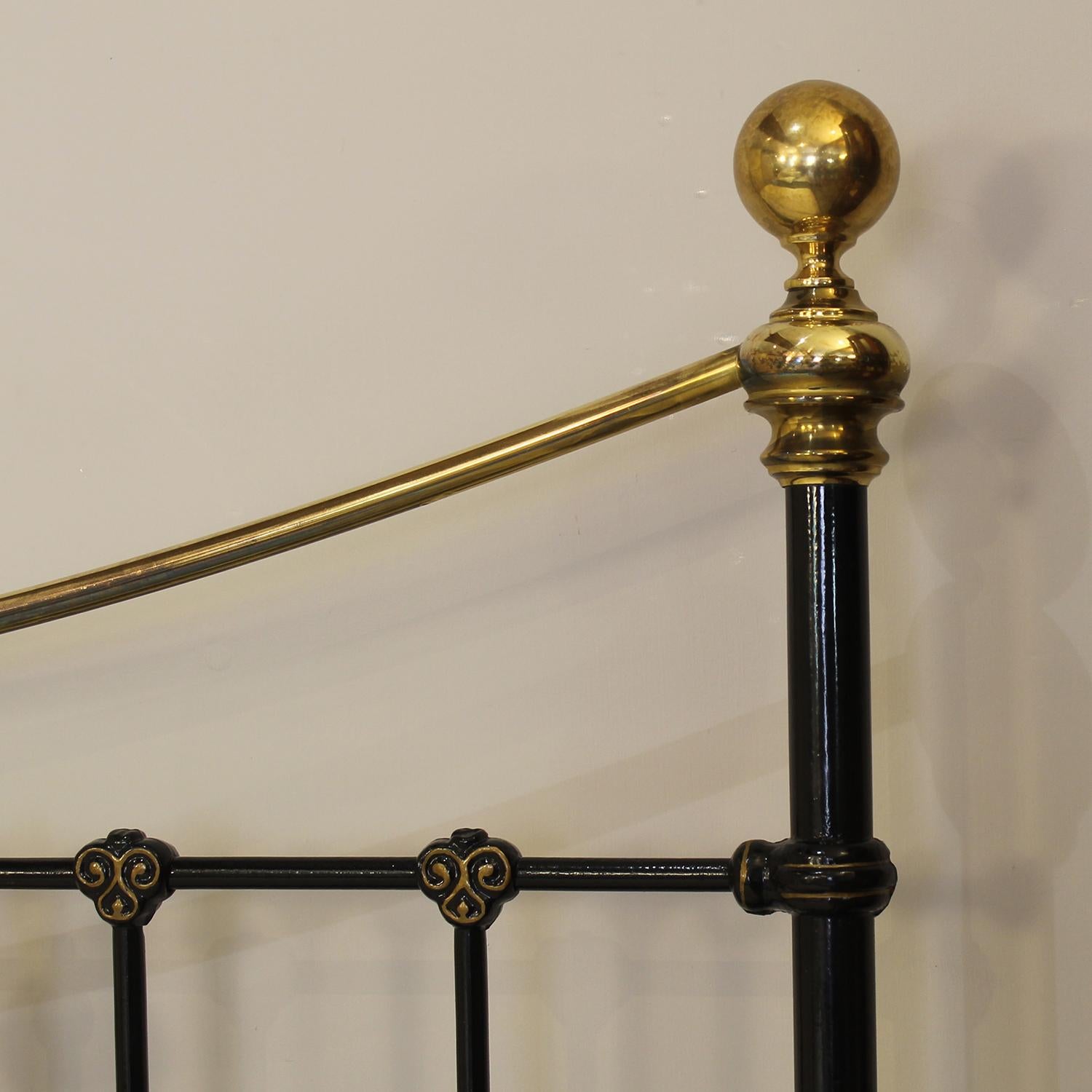 Lit antique en métal noir avec céramique florale bleue MK331 en vente 4