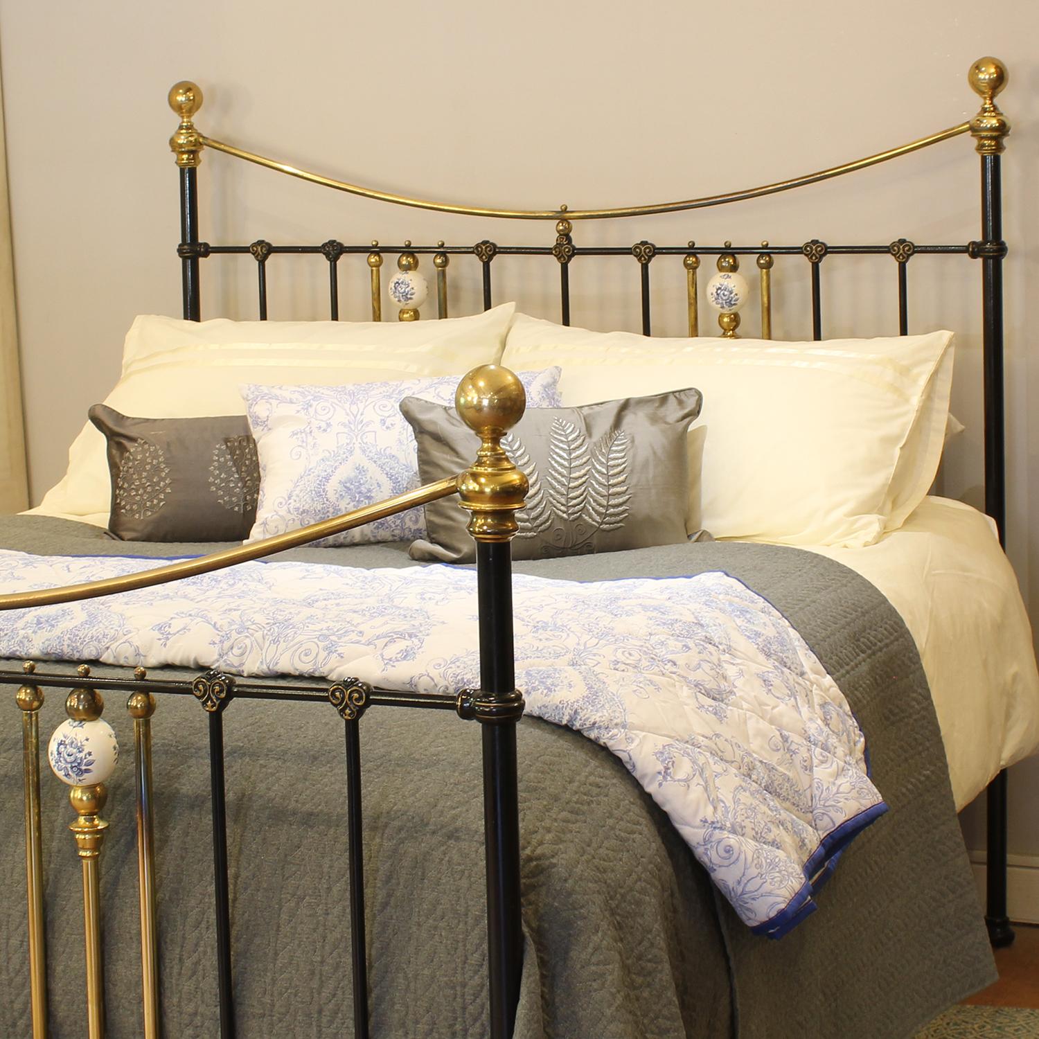 Victorien Lit antique en métal noir avec céramique florale bleue MK331 en vente