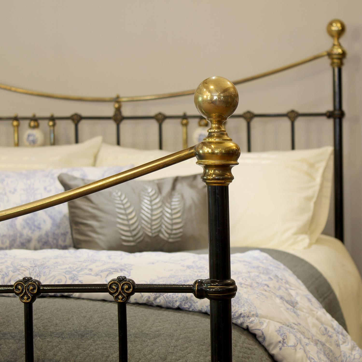 Anglais Lit antique en métal noir avec céramique florale bleue MK331 en vente