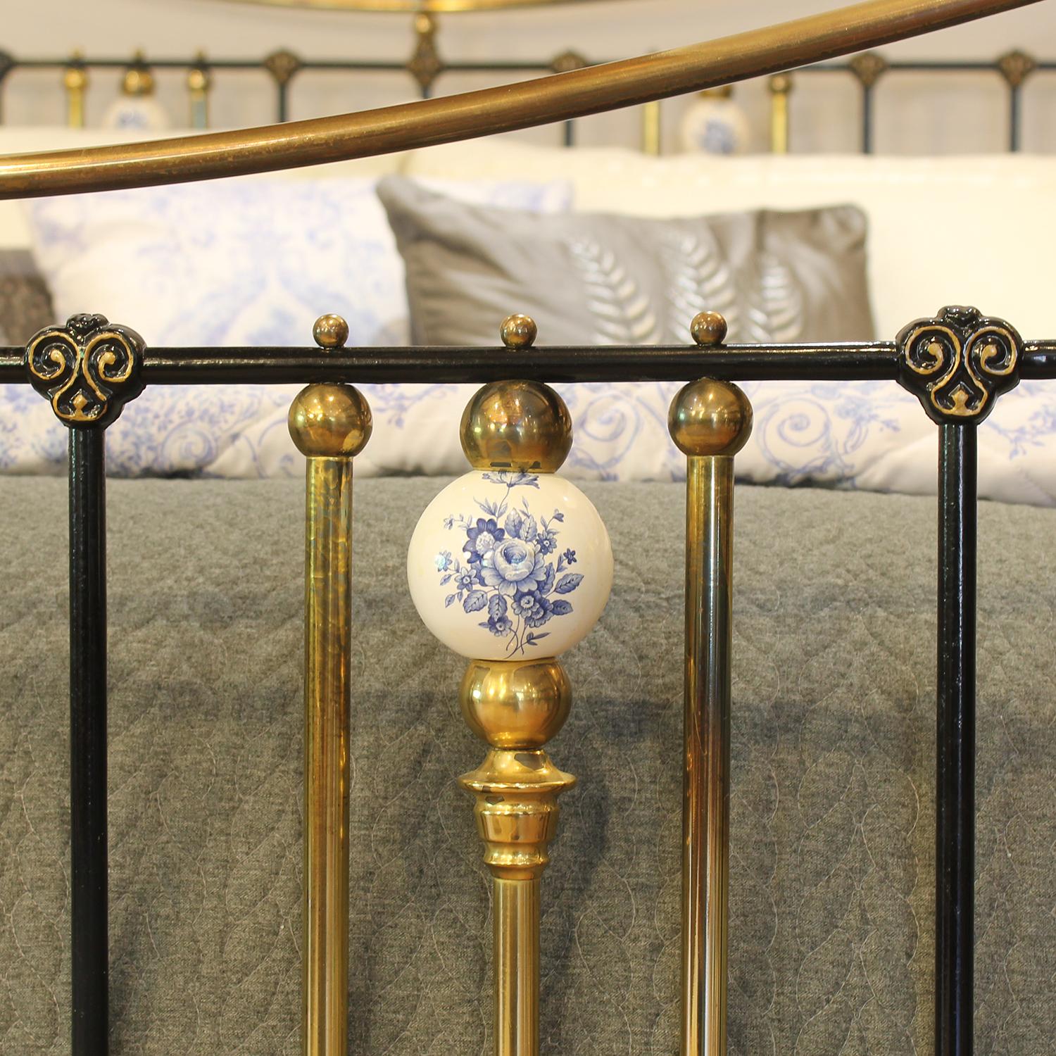 Lit antique en métal noir avec céramique florale bleue MK331 Bon état - En vente à Wrexham, GB