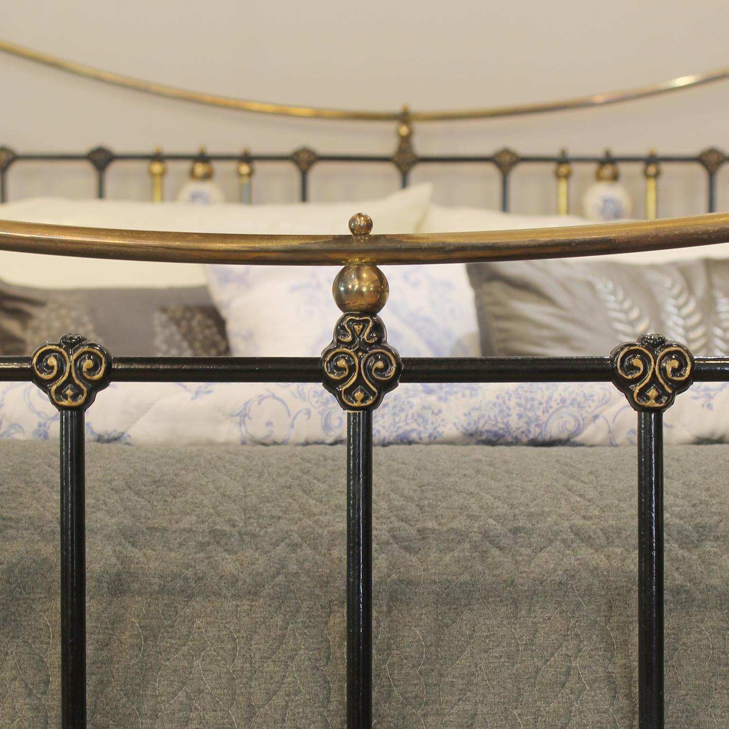 XIXe siècle Lit antique en métal noir avec céramique florale bleue MK331 en vente