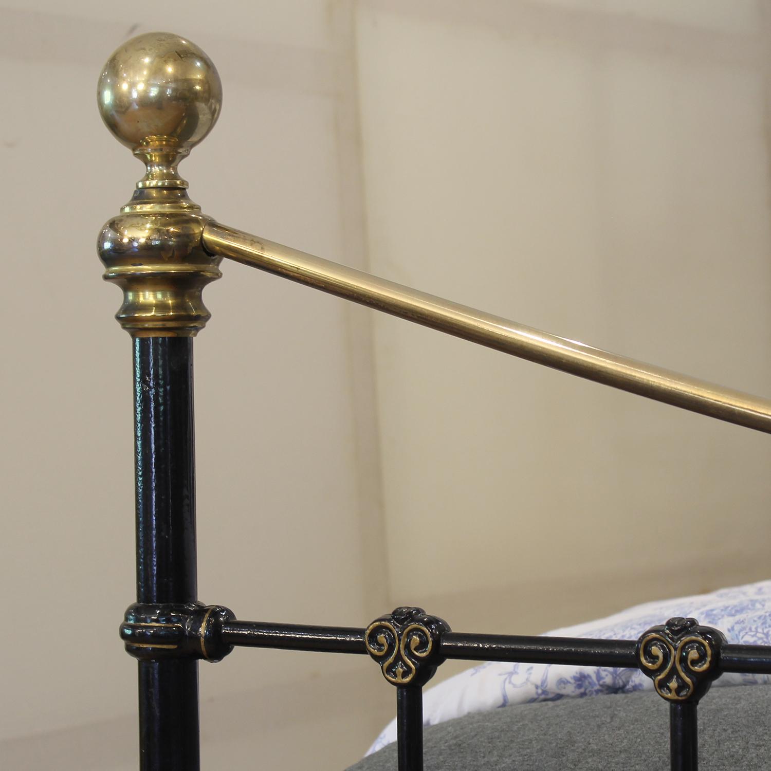 Laiton Lit antique en métal noir avec céramique florale bleue MK331 en vente