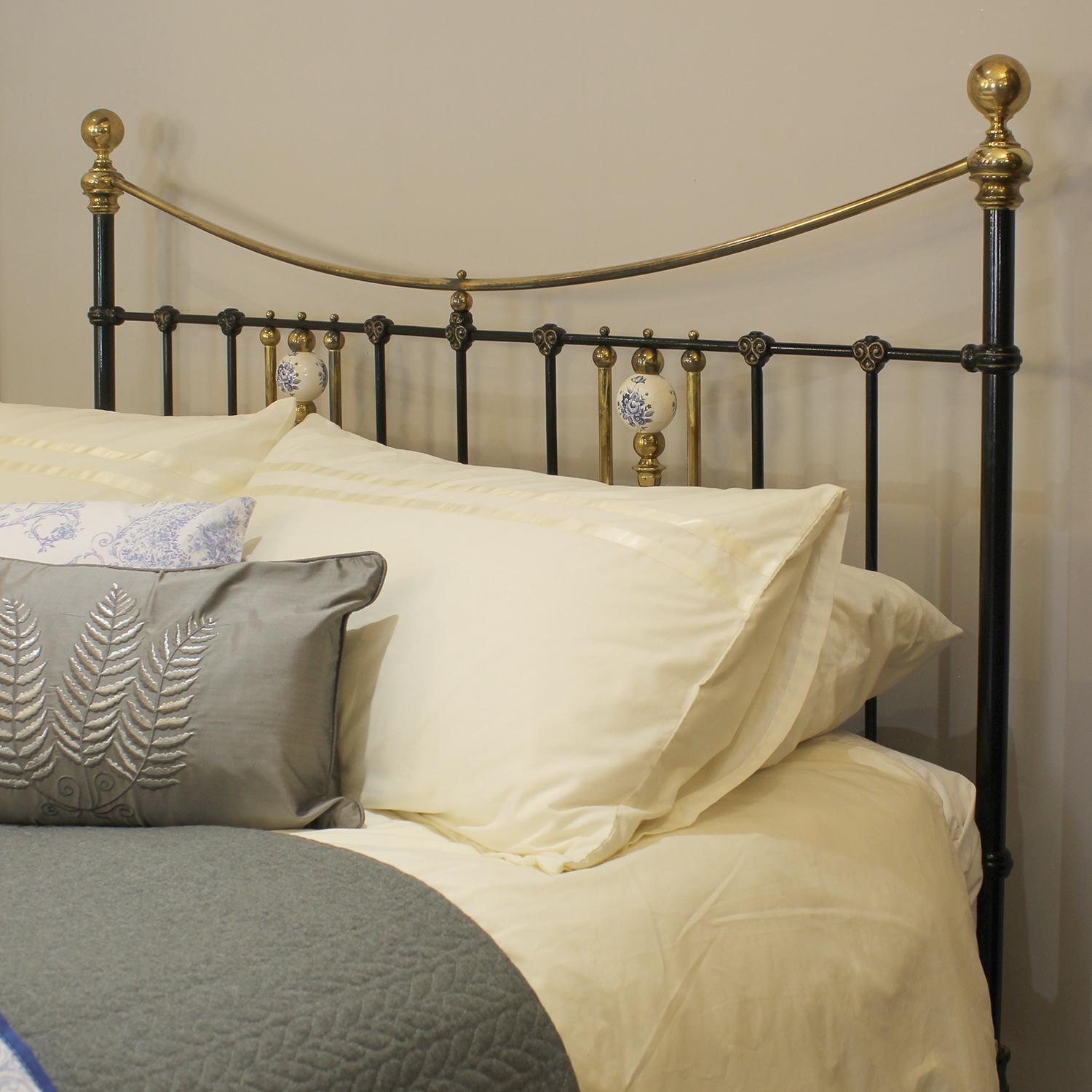 Lit antique en métal noir avec céramique florale bleue MK331 en vente 1