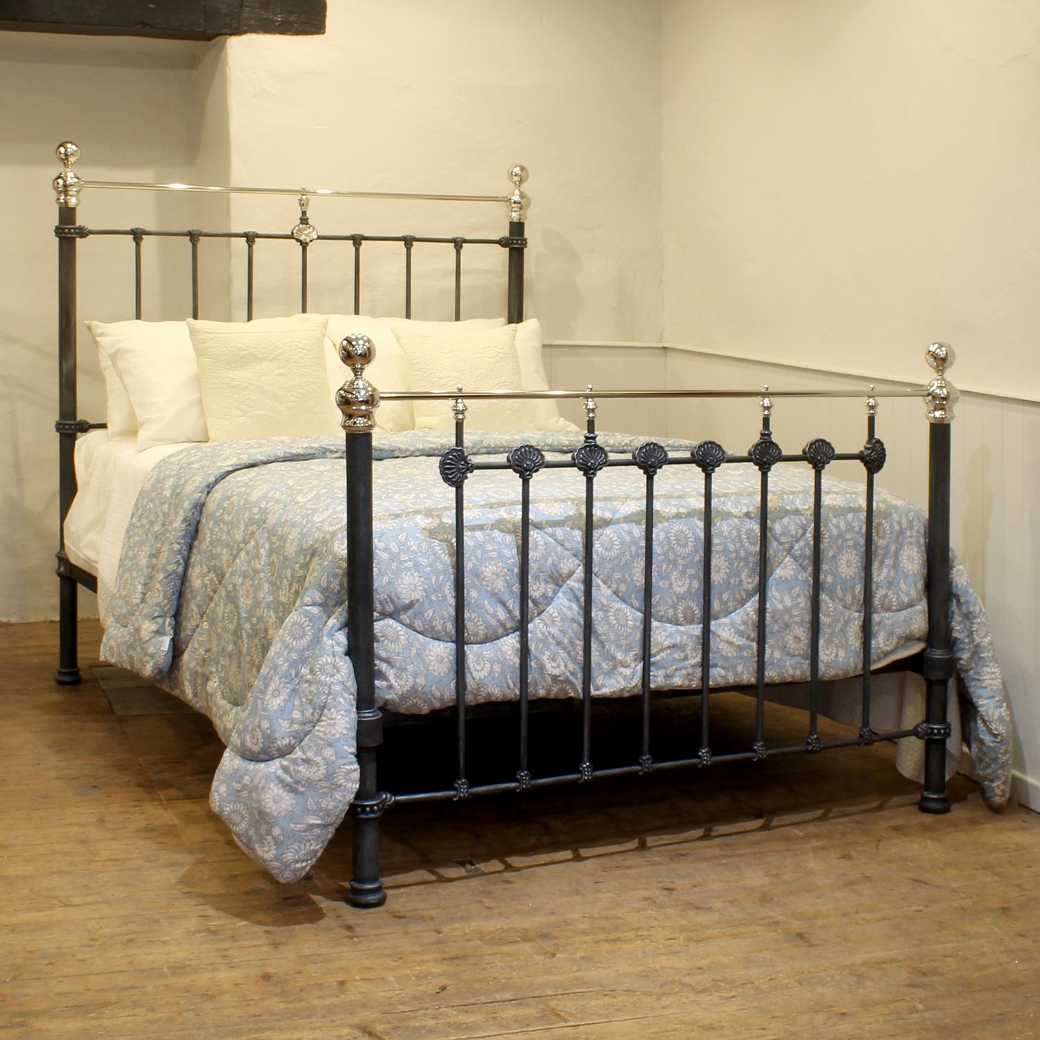 Ein attraktives viktorianisches Bett aus Gusseisen und antikem Messing und Eisen, das in Holzkohle mit dekorativen Gussteilen und vernickeltem Messing ausgeführt ist.

Dieses Bett kann mit einem UK-King-Size- oder US-Queen-Size-Matratzen-Set (5ft,
