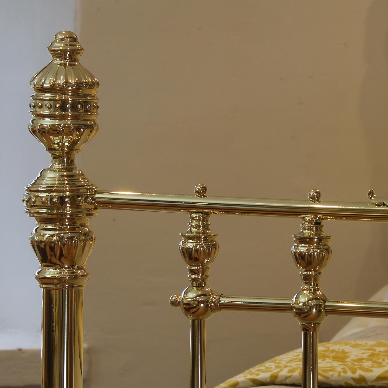 5ft Wide Brass Antique Bed with Decorative Brass Gallery and Ring MK319 In Good Condition In Wrexham, GB